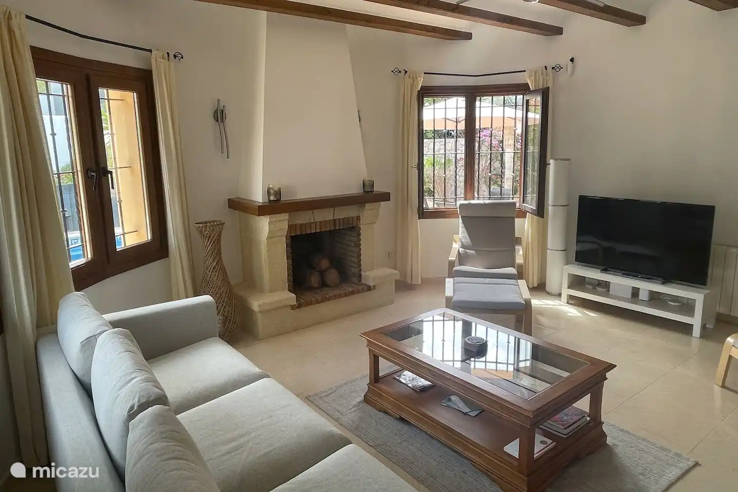 Notre salon avec de nouveaux meubles et une télévision connectée 
