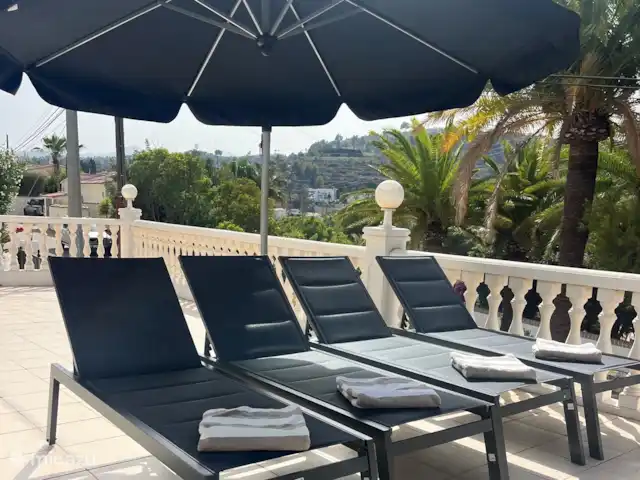 Casa Grande Familia huren in Spanje, Costa Blanca, Benissa - vakantiehuis ligbedden bij het zwembad, de handdoeken liggen al voor je klaar