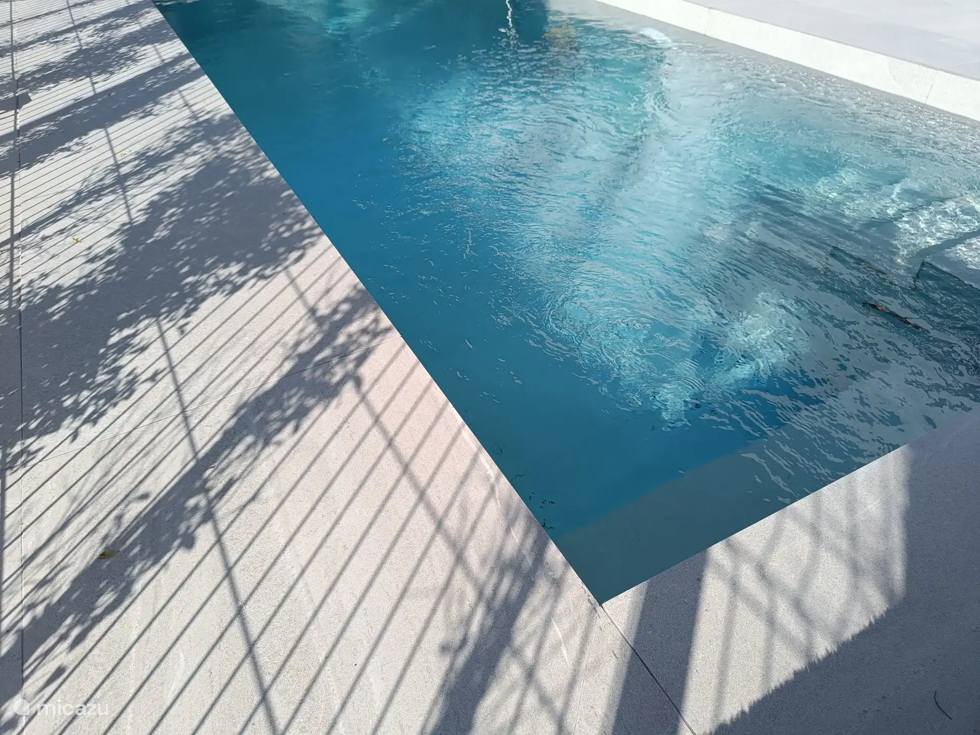 Privé verwarmd zwembad