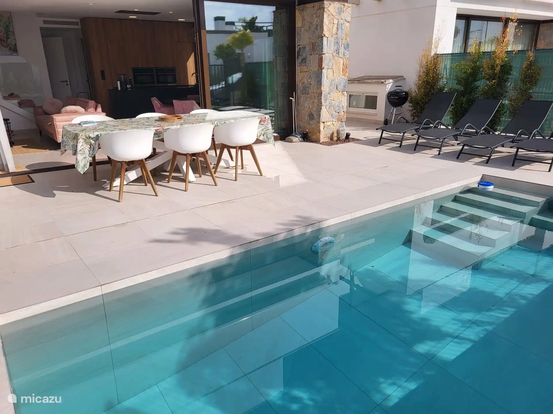 Privé verwarmd zwembad