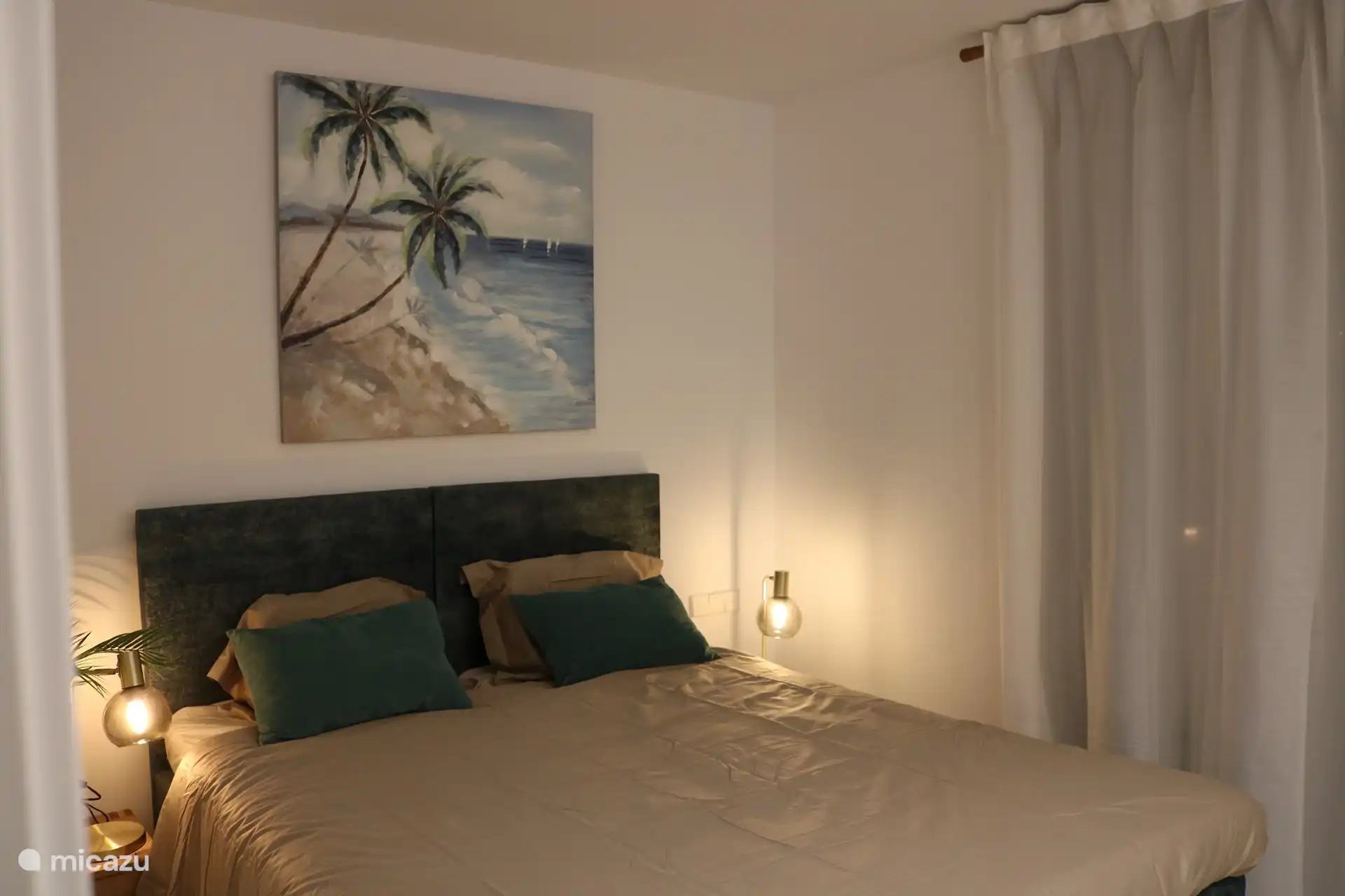 Bedroom on the ground floor. This bed can be split into 2 separate beds. 