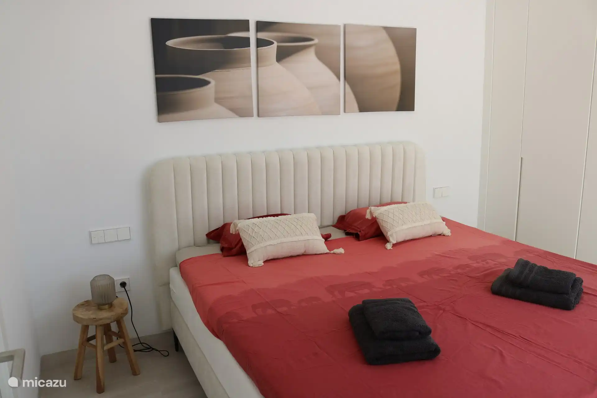 Sleeping room 1st floor, large bed