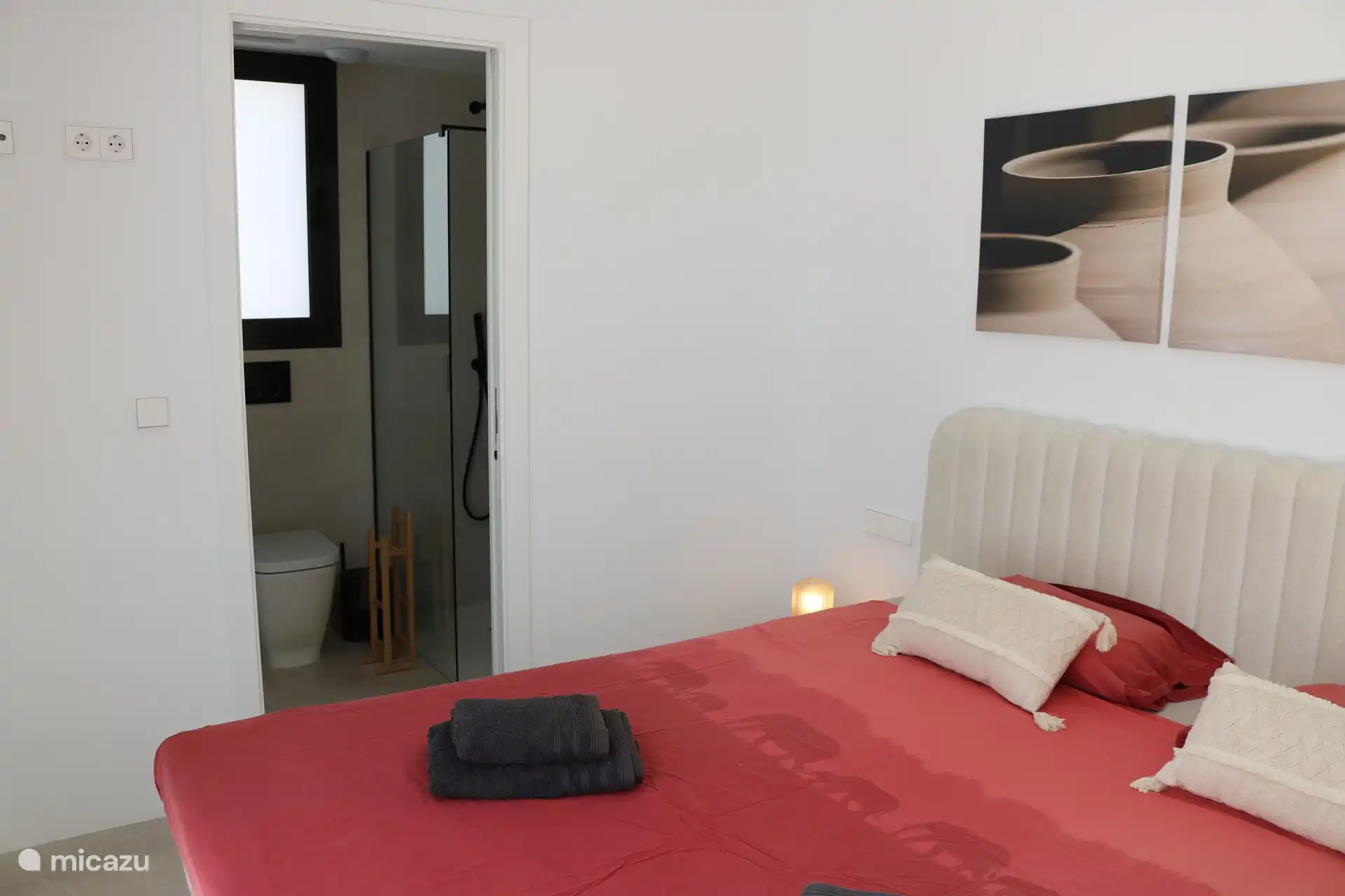 Bedroom 1st floor large bed with ensuite bathroom