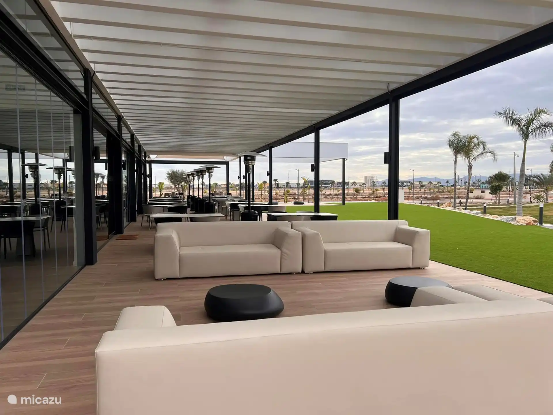 Restaurant/bar by the lake