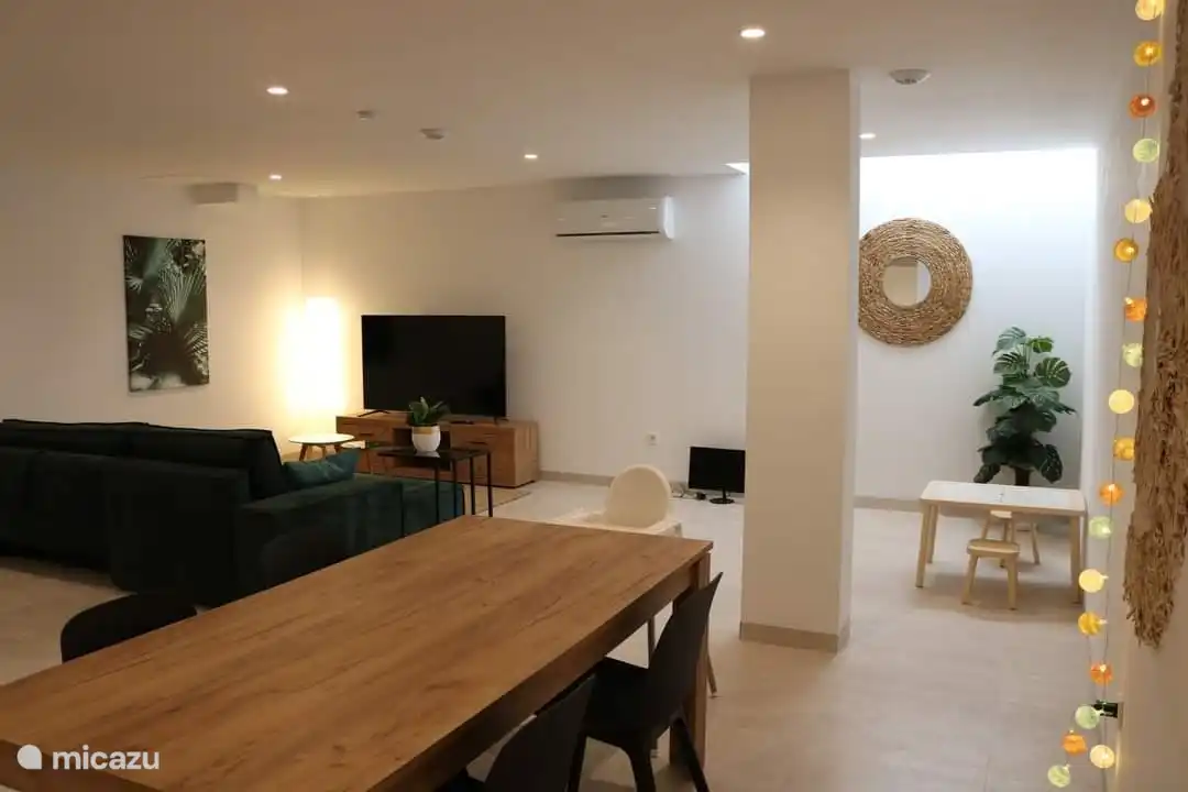 Cellar of 50 m2, relaxation area with ping pong table, Google TV, children's corner
