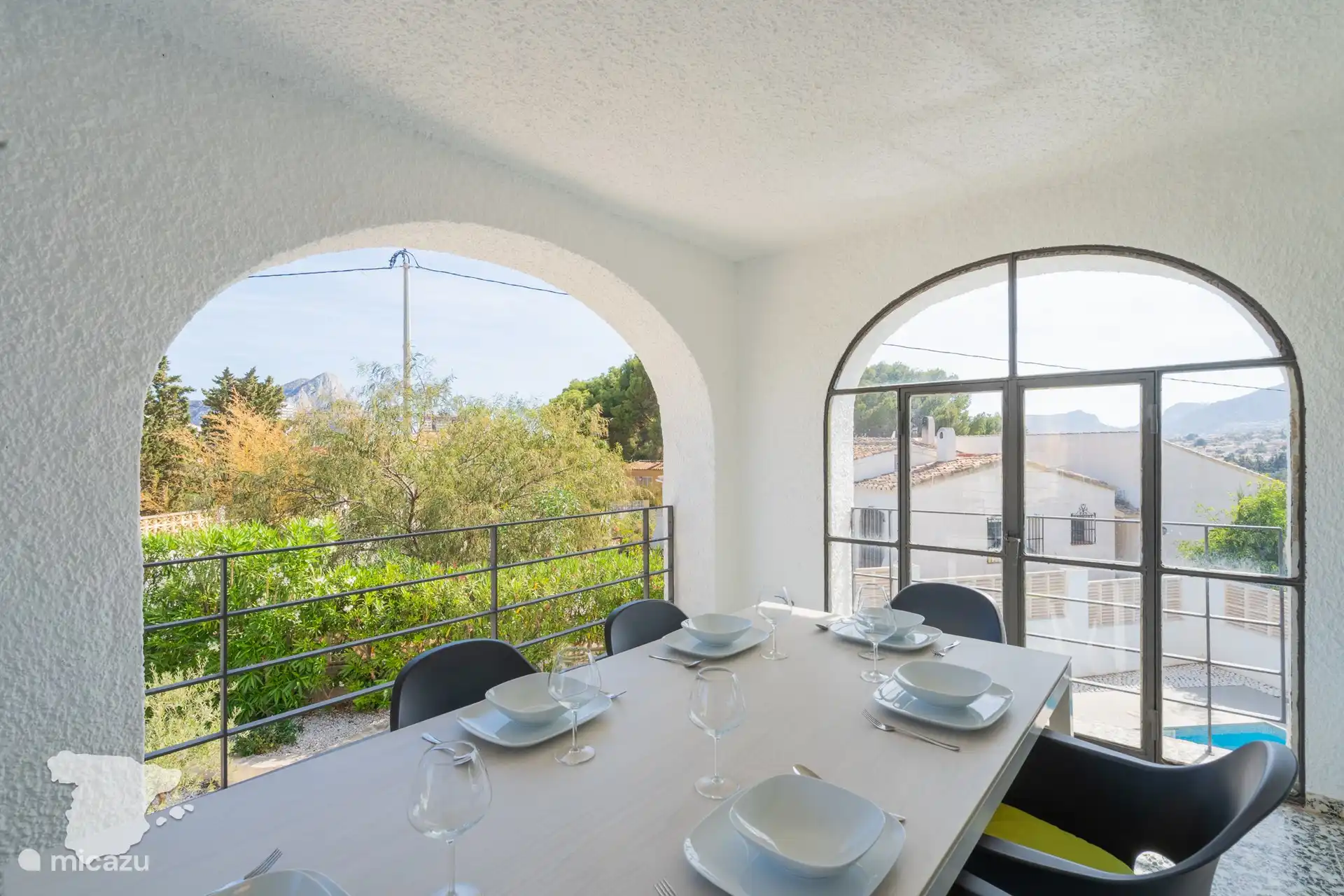 Outdoor dining area - upstairs