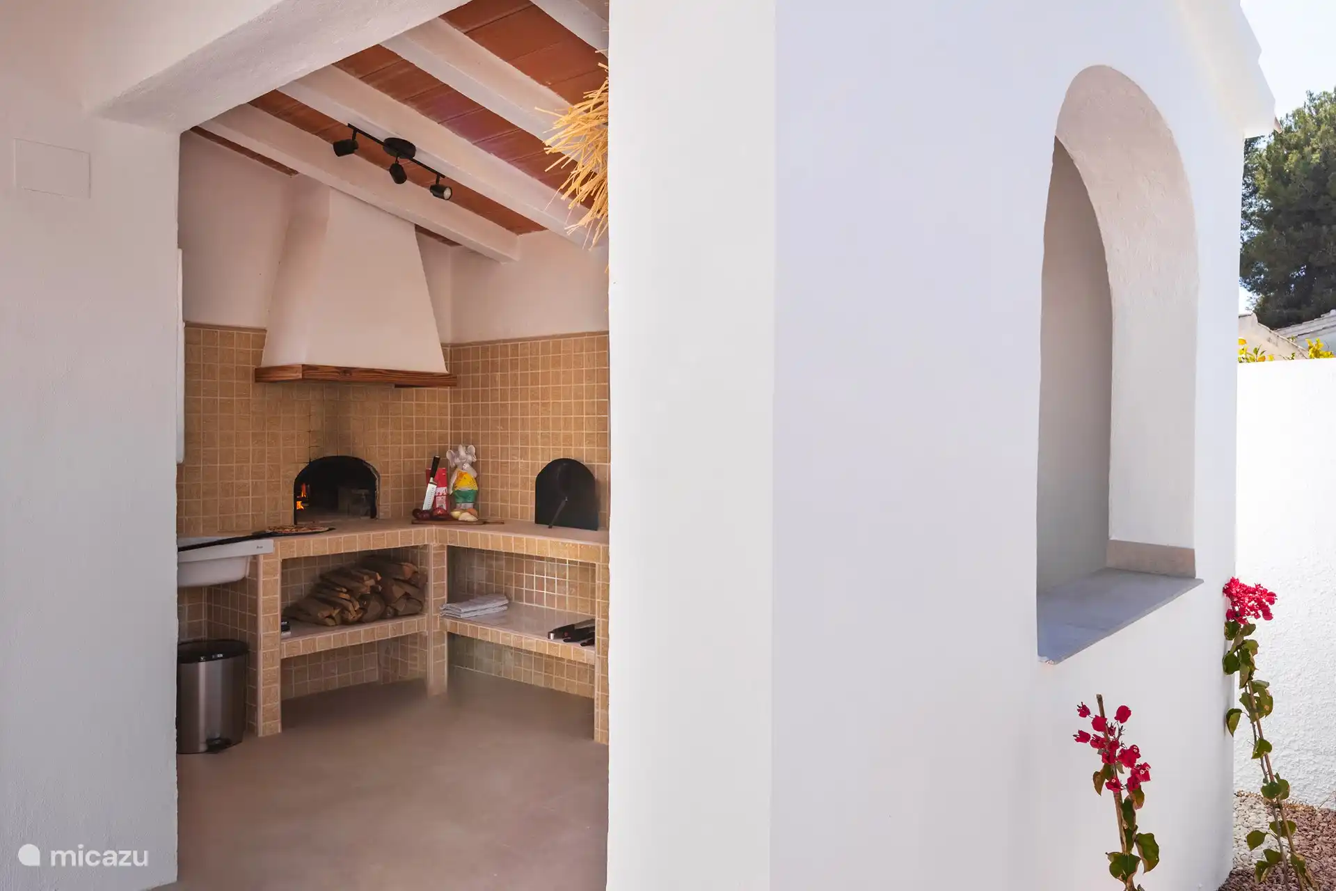 Außenküche mit Pizzaofen und Grill