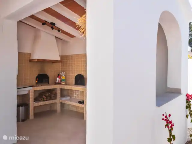 Villa Mi Novio con vista al mar  en España, Costa Blanca, Moraira - villa Cocina exterior con horno de pizza y barbacoa