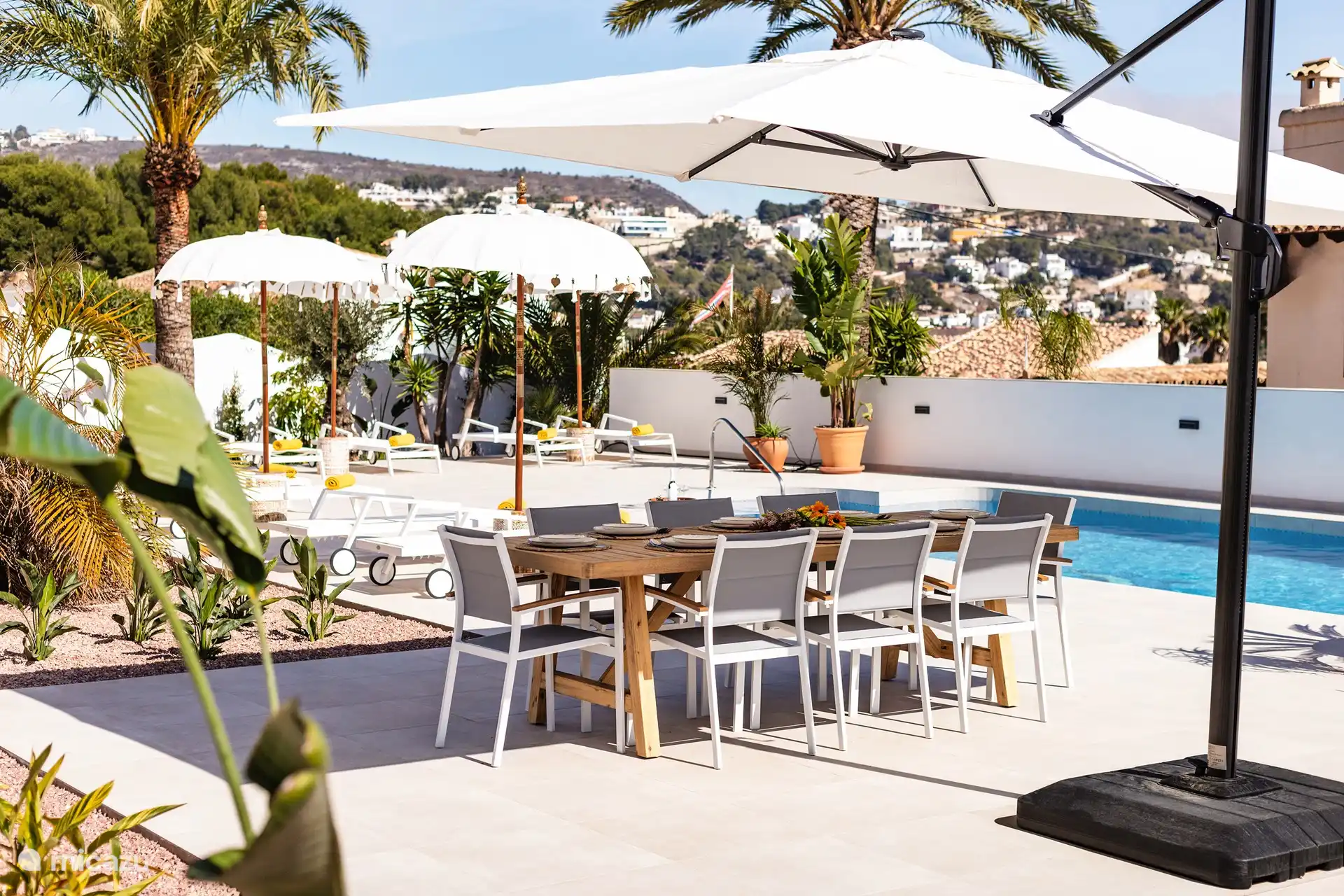 Mittag-/Abendessen am Pool