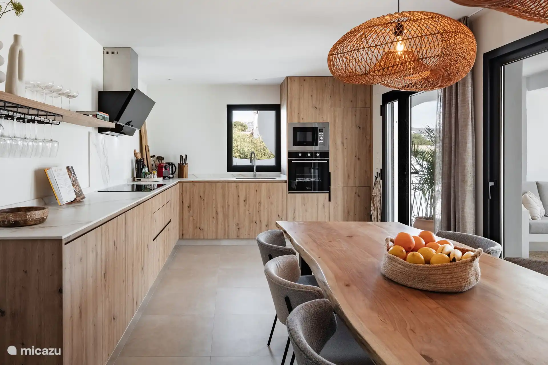 Die offene Küche ist komplett ausgestattet