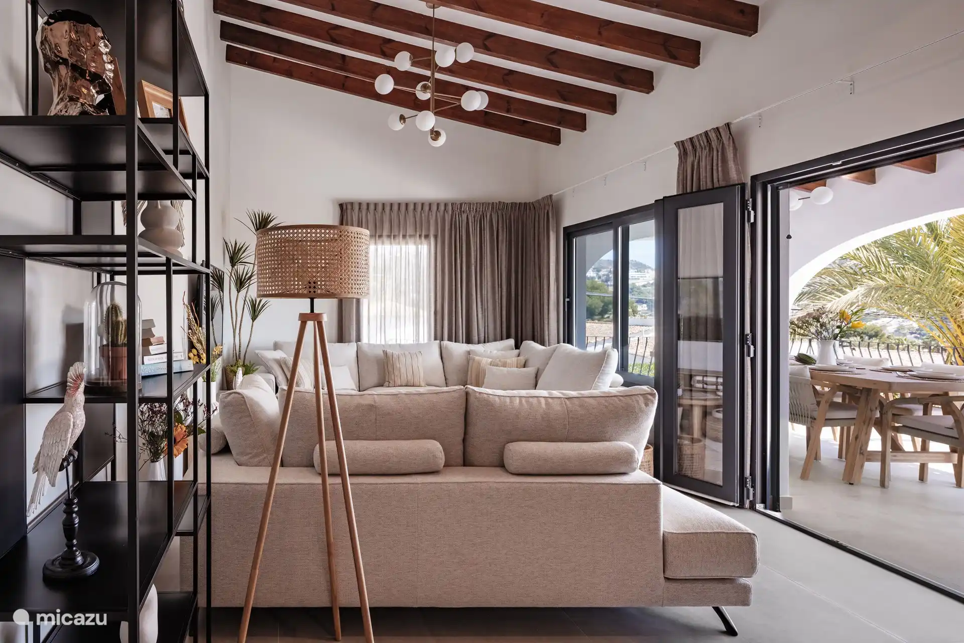 Wohnzimmer mit gemütlichem Sofa