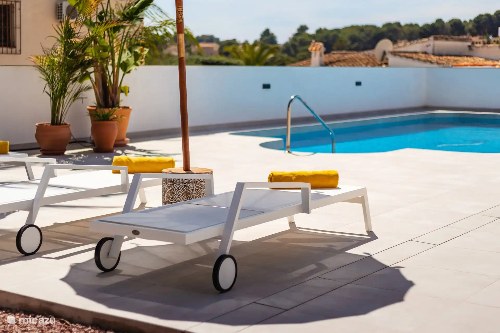 Sonnenliegen am Pool