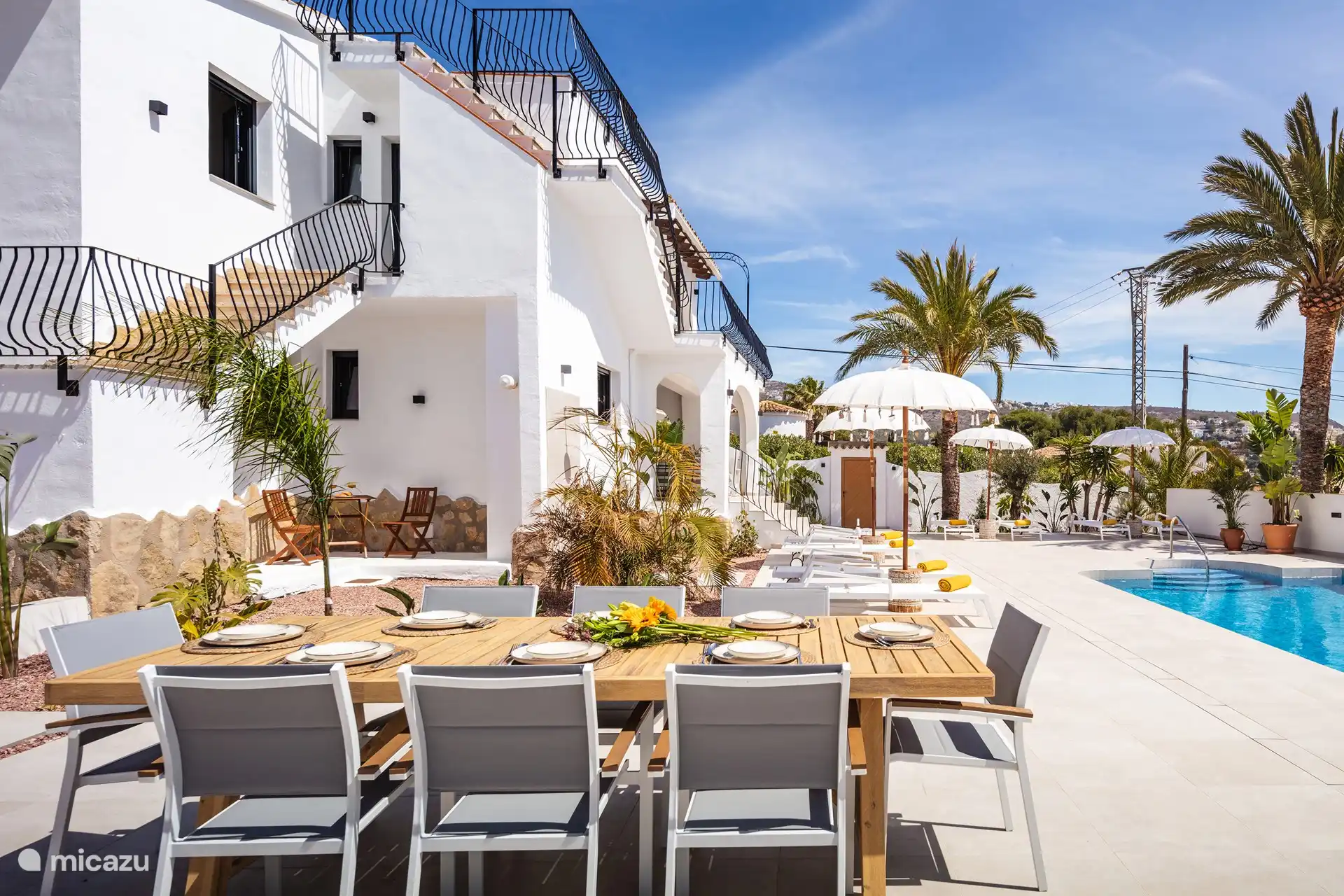 Essen im Freien mit Sonnenschirm