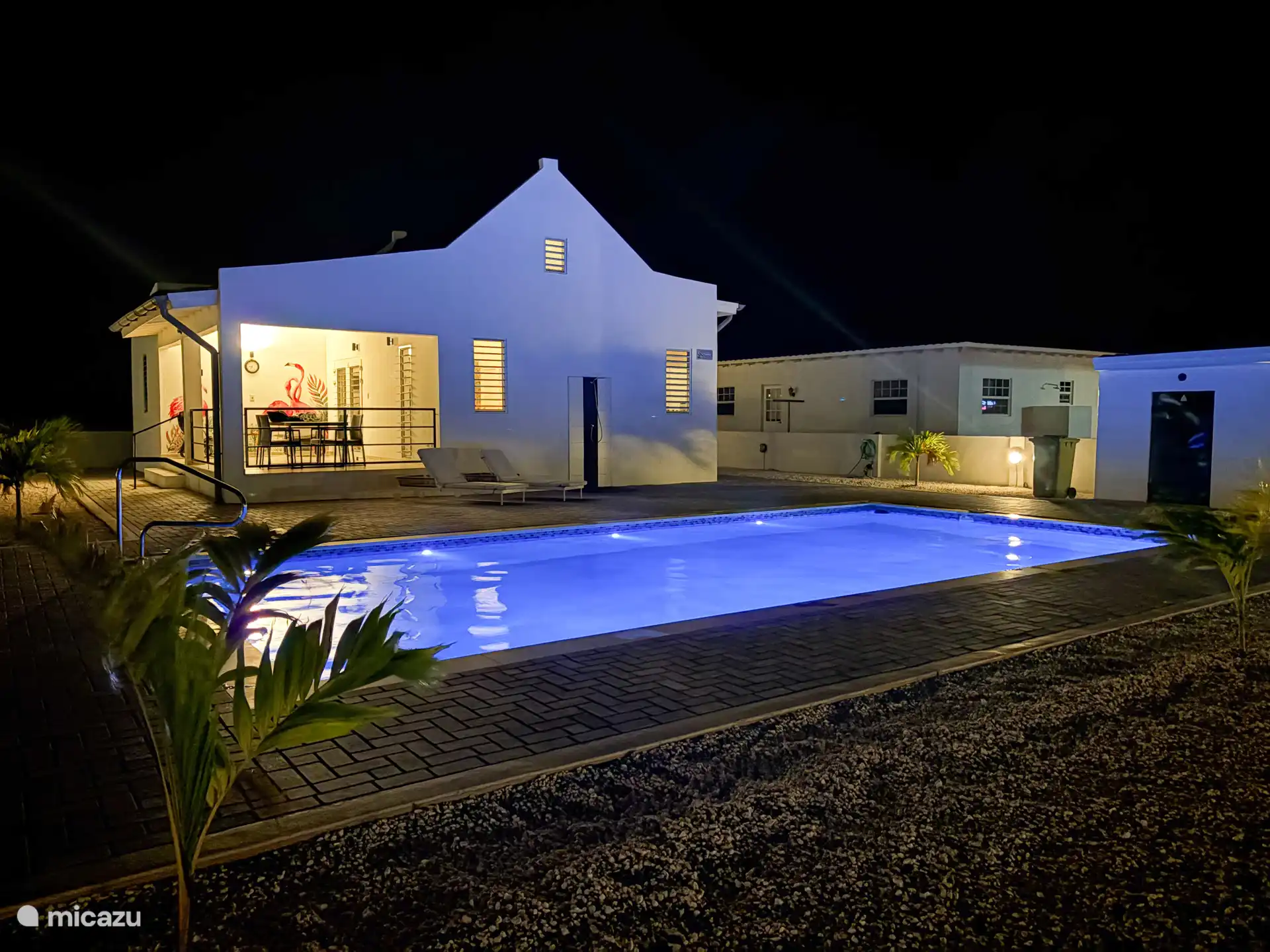 Geniet van een verfrissende duik in de avond.