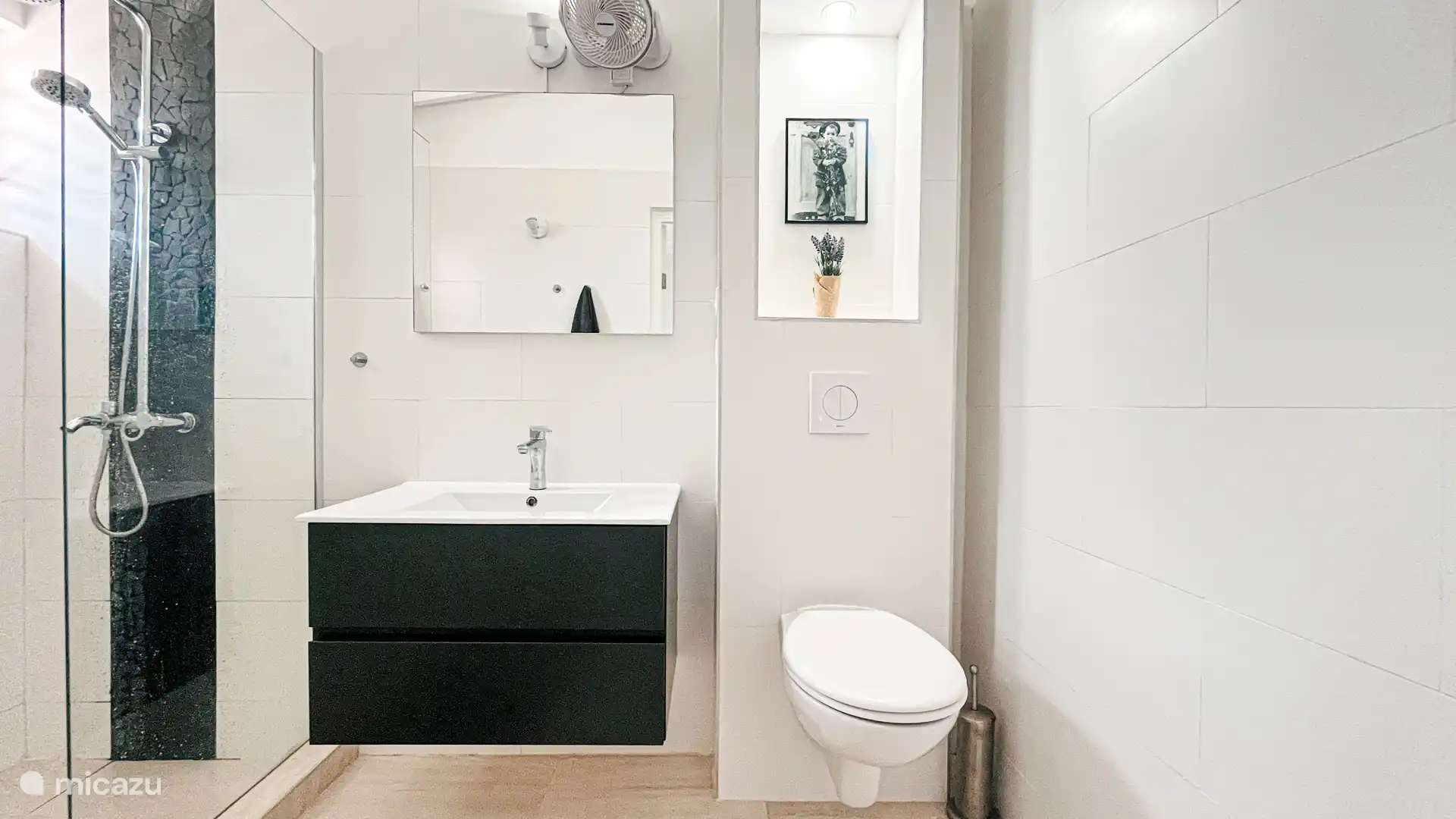 Elke slaapkamer heeft een eigen badkamer met een toilet en douche. 