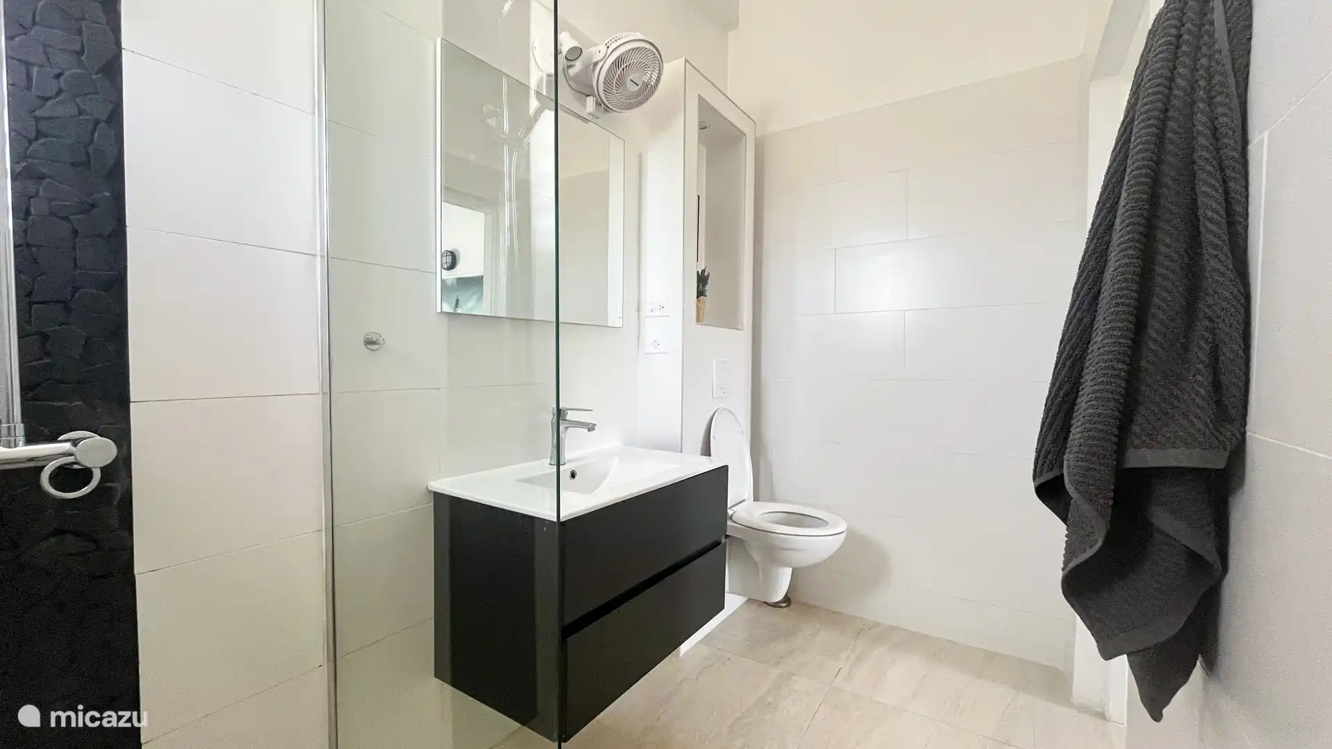 Elke slaapkamer heeft een eigen badkamer met een toilet en douche. (update: er is aan iedere badkamer ook een ventilator toegevoegd)