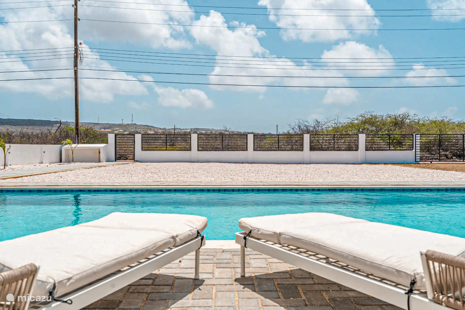 Er zijn twee ligbedden en twee verstelbare stoelen die je kunt omtoveren tot ligbed, ideaal om met z’n vieren te genieten van de zon bij het zwembad.
