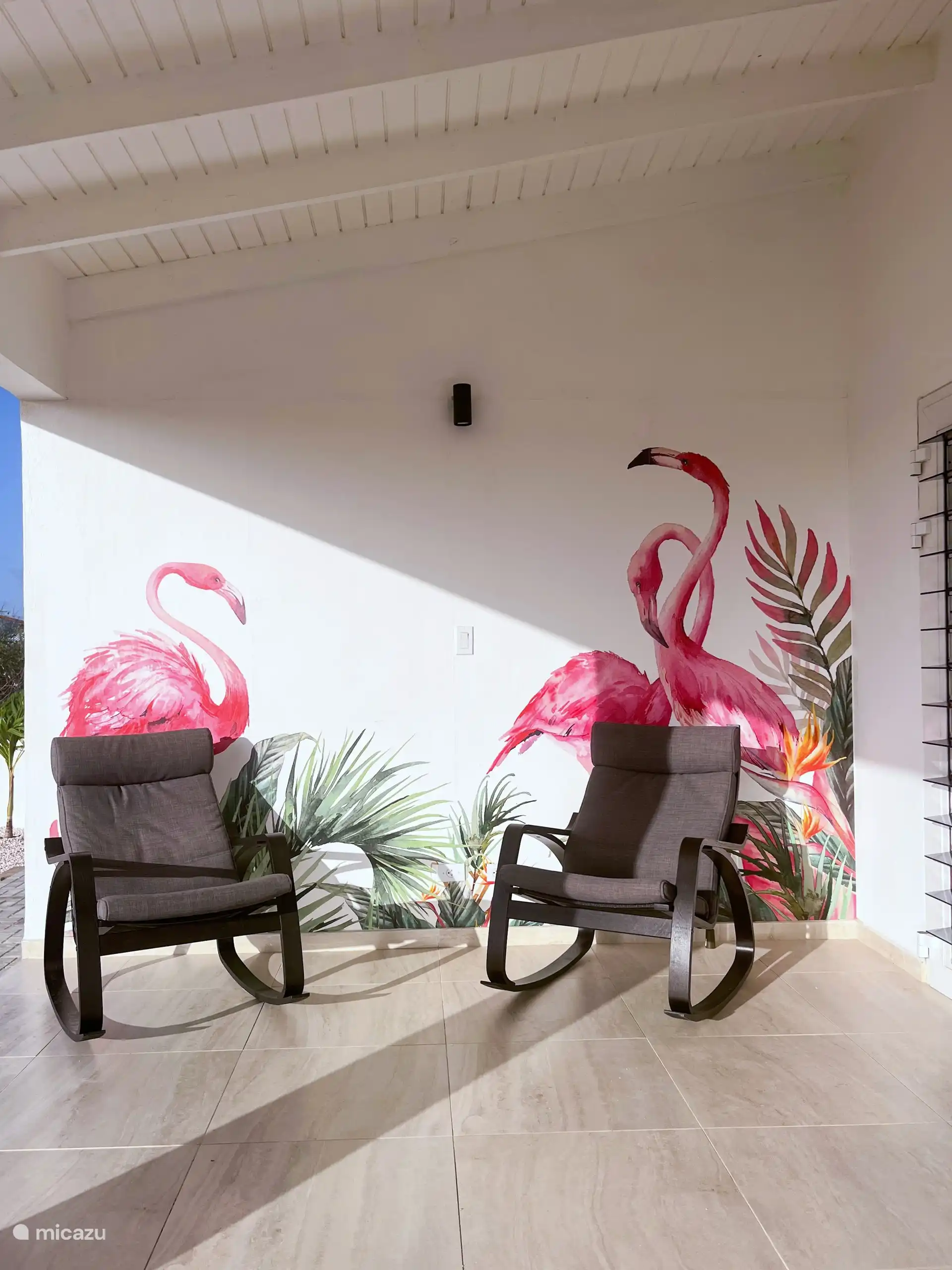 De woning is voorzien van exotische muurdecoratie, wat zorgt voor een vleugje charme en gezelligheid.