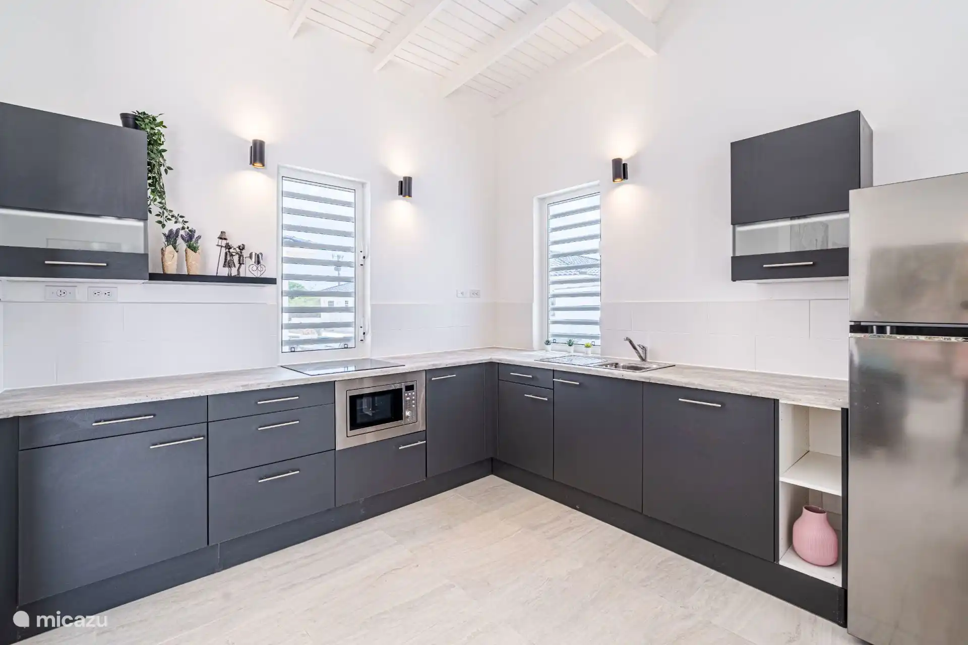 Terwijl je kookt, kun je de shutters open doen om frisse wind door de keuken te laten waaien. 