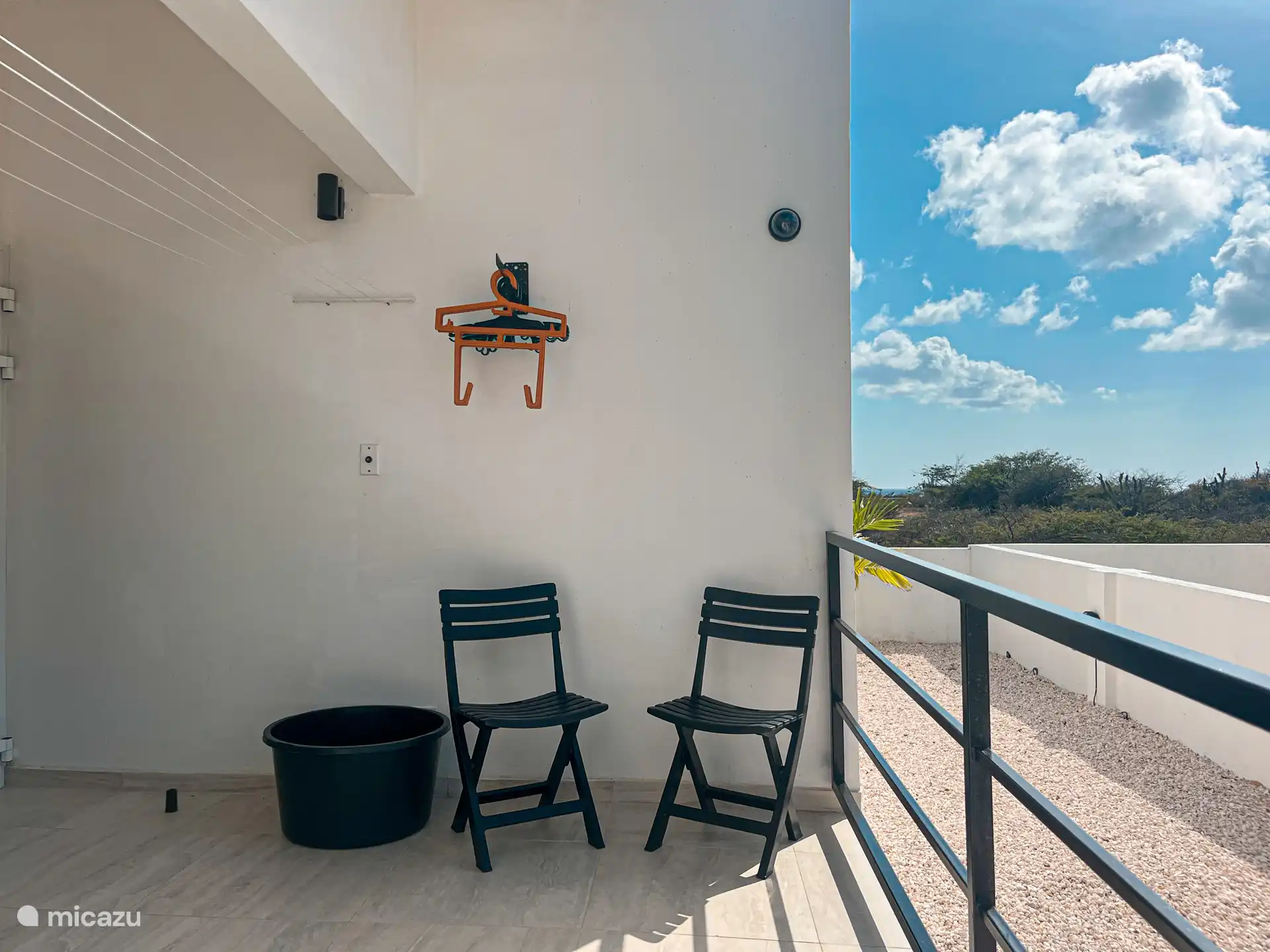 Achterterras, je kunt hier ook knus zitten. 
Dit is tevens ook de wasruimte waar de wasmachine staat, een droogrek voor jouw duikspullen en een waslijn.