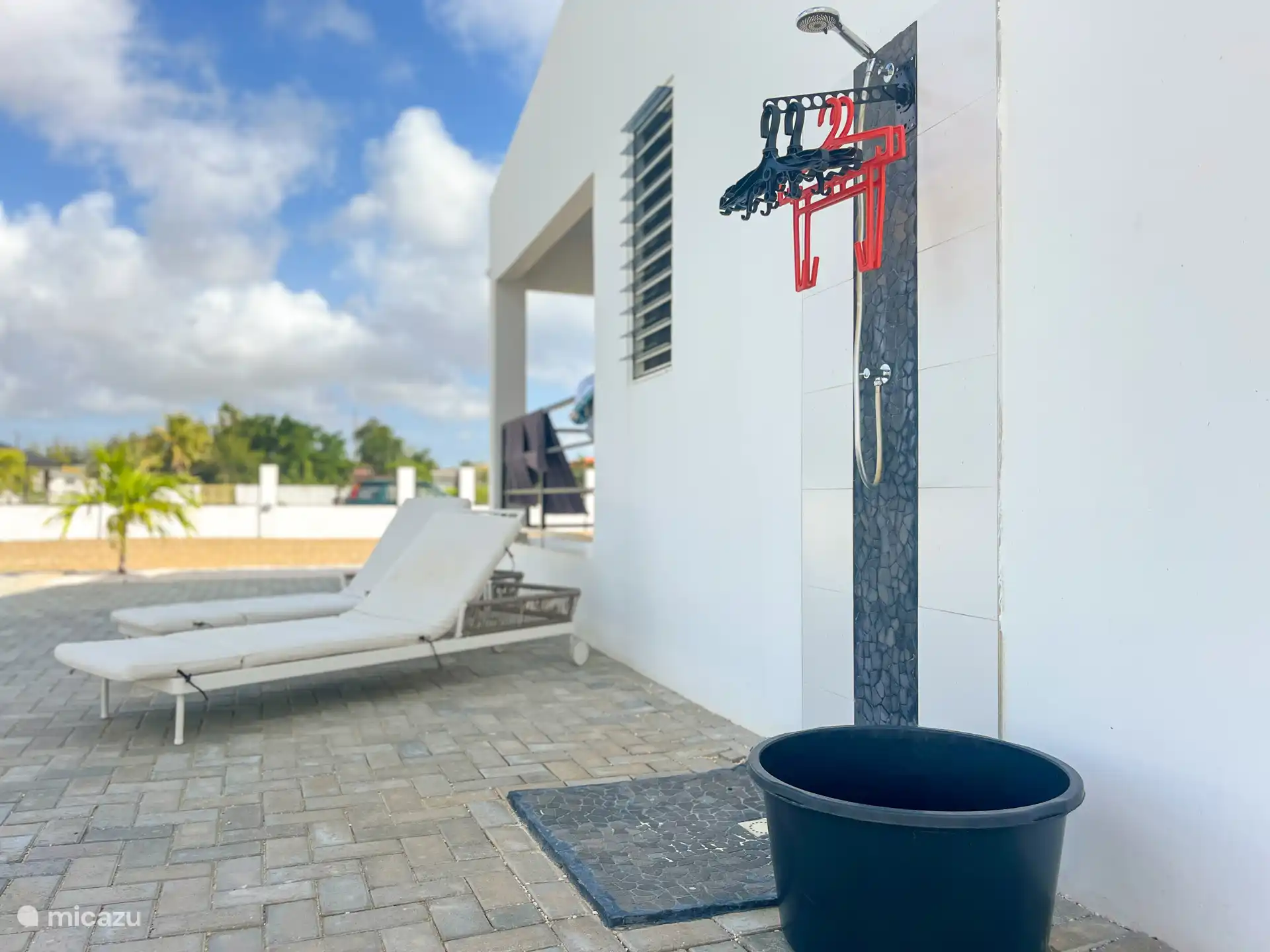 Met eigen buitendouche en duikfaciliteiten