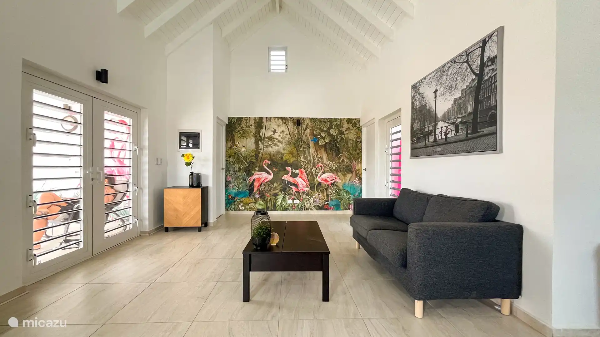 Vanuit de woonkamer heb je toegang tot de twee slaapkamers en de twee terrassen, allemaal gelijkvloers.