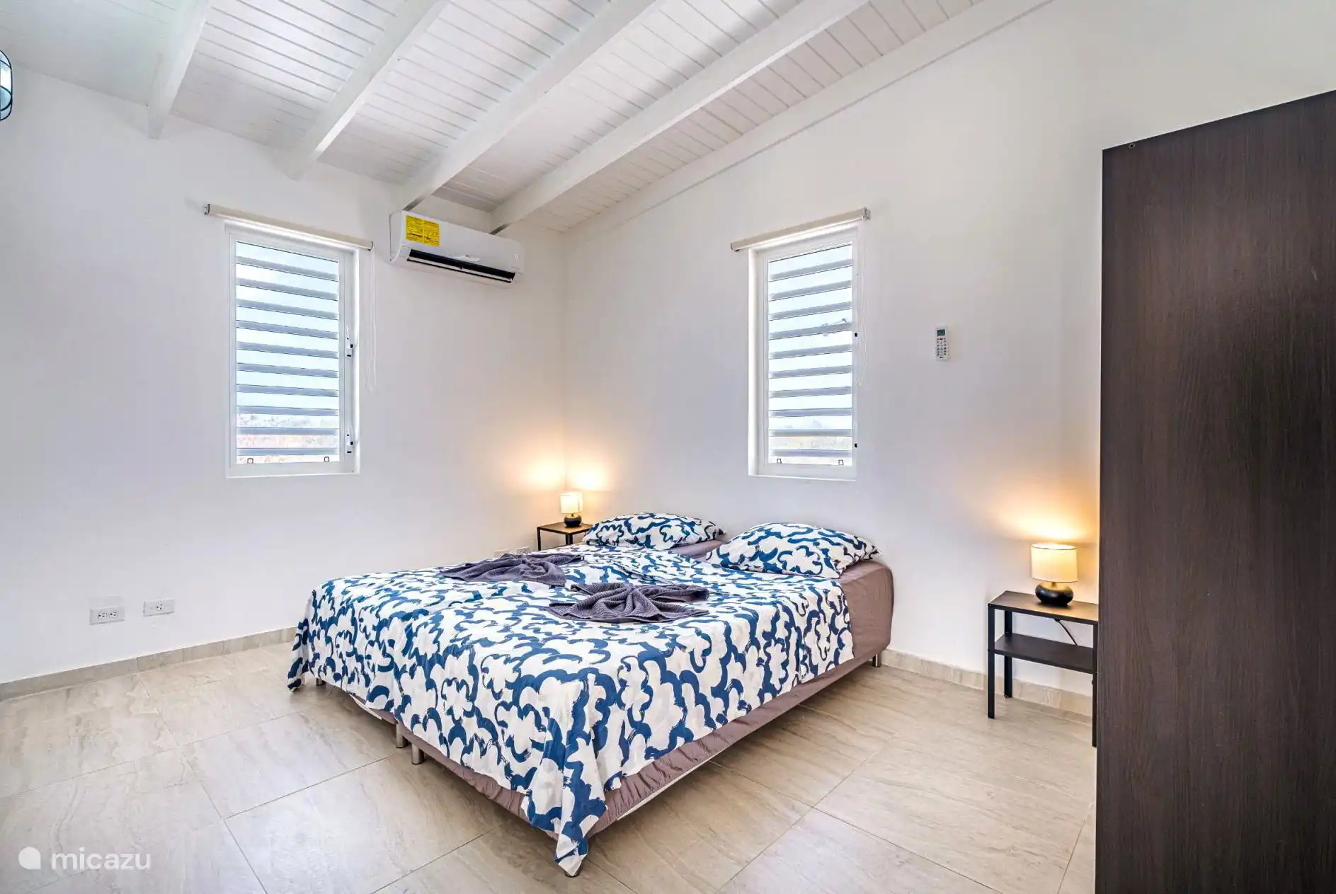 Twee eenpersoonsbedden die kunnen worden omgetoverd tot één tweepersoonsbed. Iedere slaapkamer is voorzien van een airconditioner.