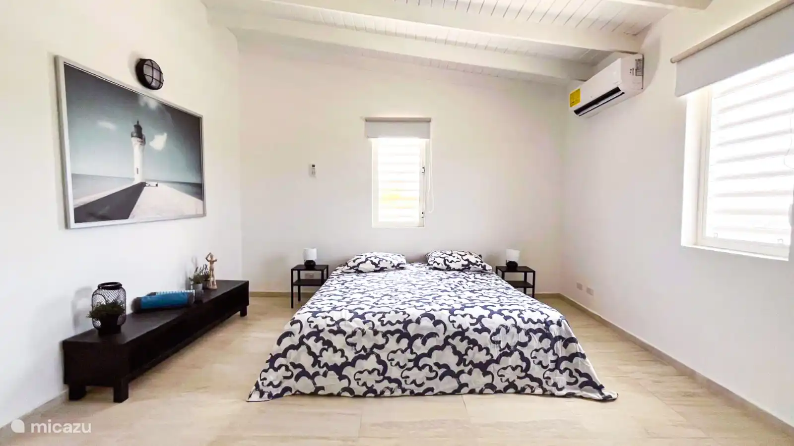 Elke slaapkamer heeft een eigen badkamer met een toilet en douche. 