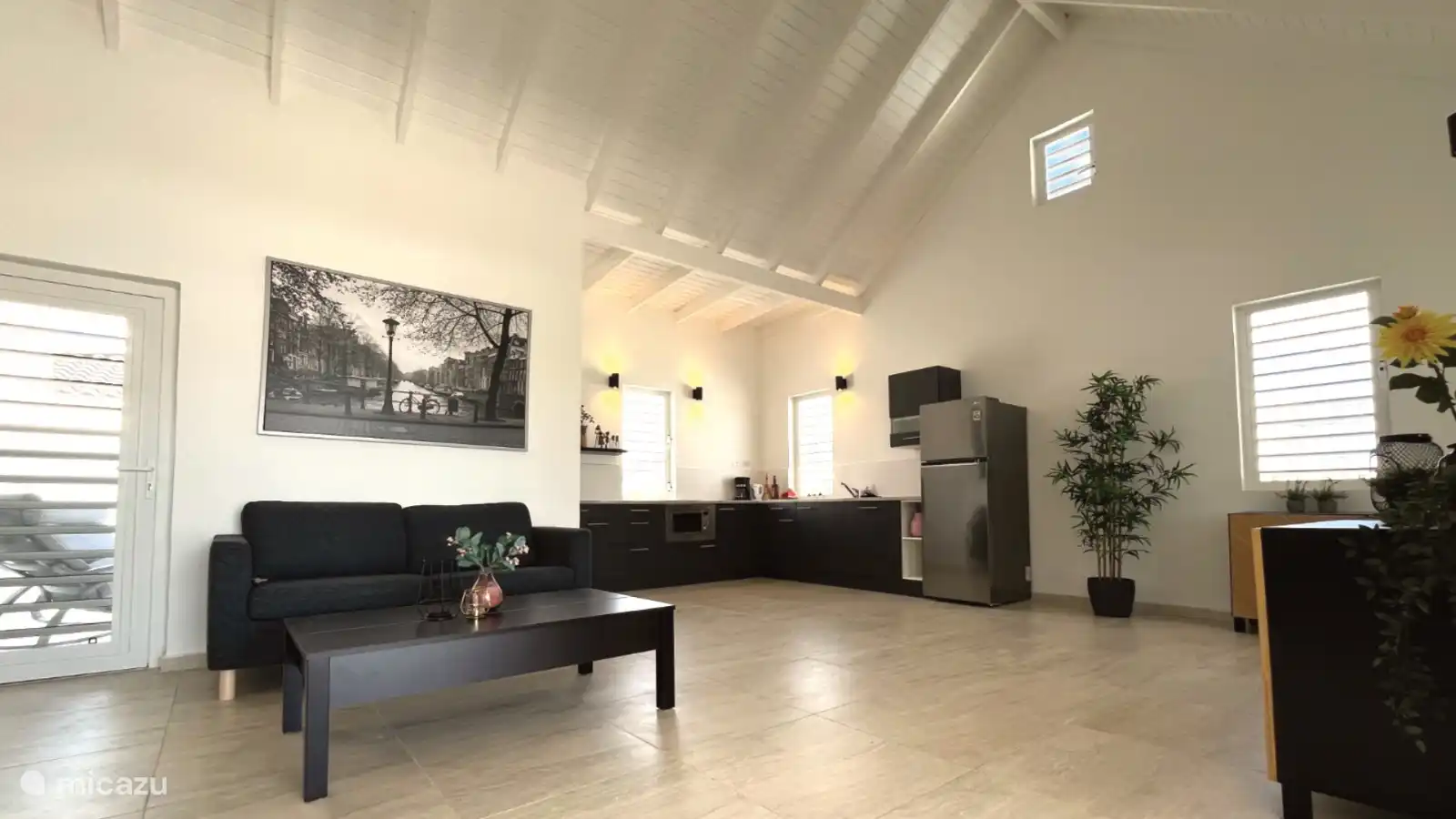 In de woonkamer staat er een SMART TV waarop jij je favoriete series of films op kan kijken. Zet de shutters open en geniet van een heerlijke bries door de woonkamer of zet de plafond ventilator aan v