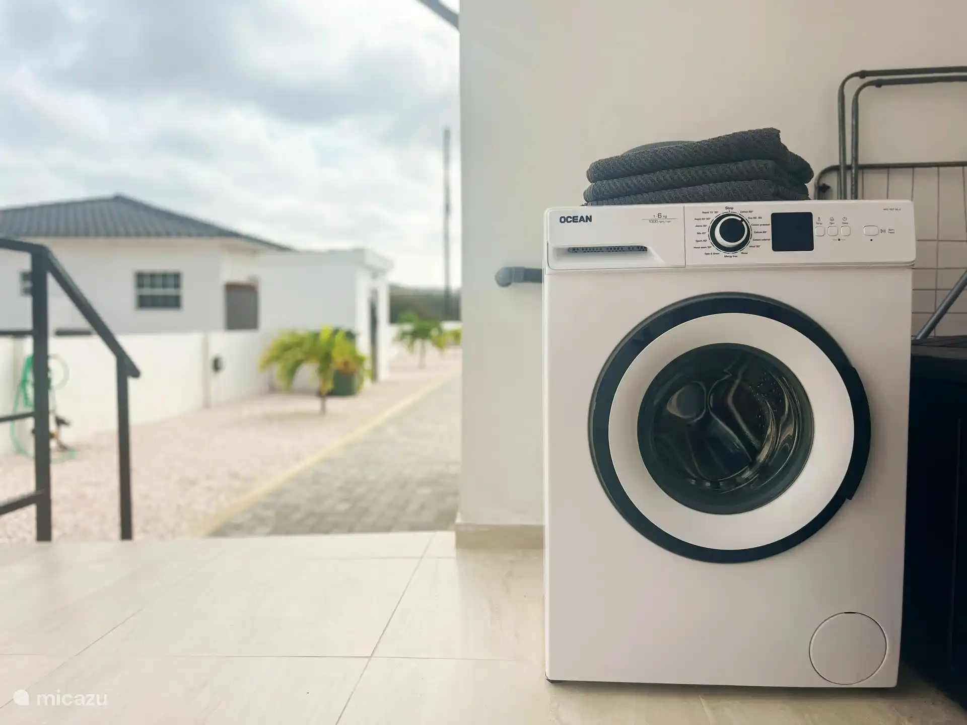 Een eigen wasruimte, met een waslijn en ook een droogrek voor jouw duikspullen.