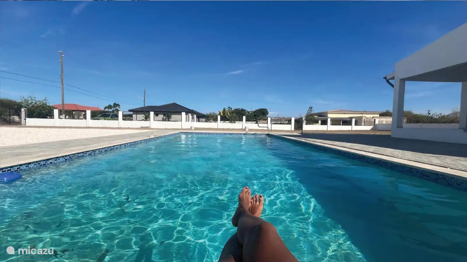 Neem een verfrissende duik in jouw privé zwembad - 50m2 groot en 1,70 meter diep.