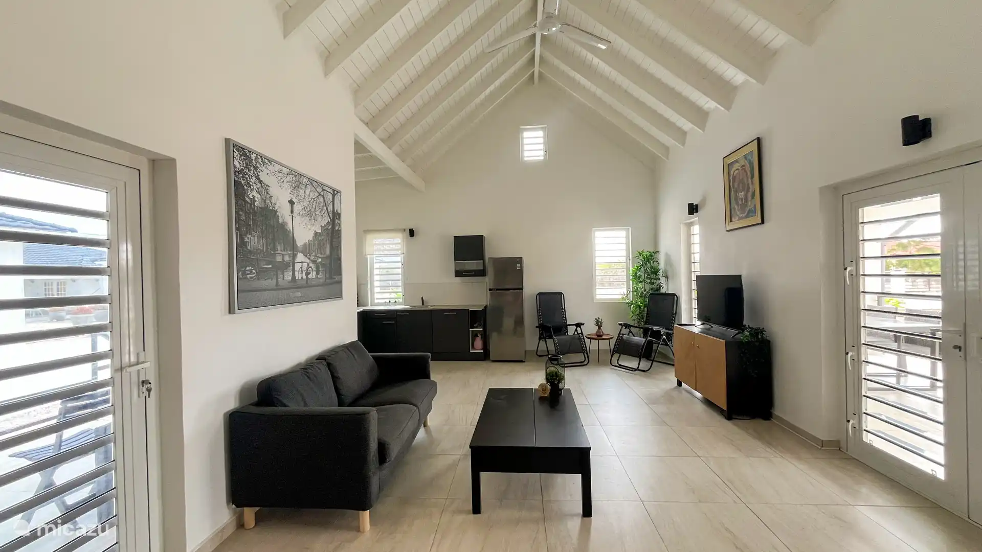 Het hoge dak zorgt voor een ruimtelijk gevoel.