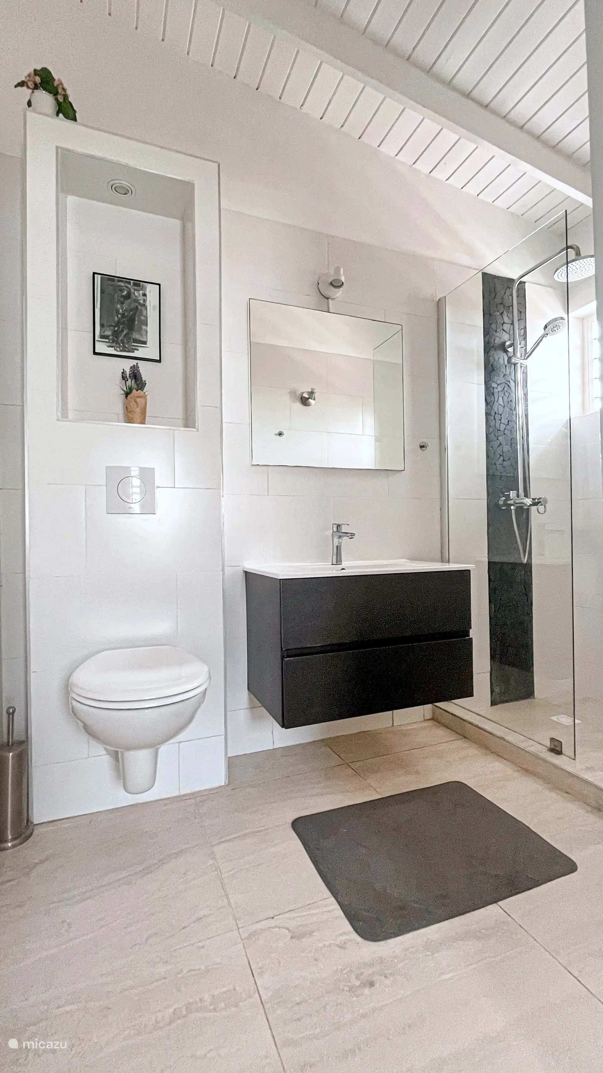 Elke slaapkamer heeft een eigen badkamer met een toilet en douche. 