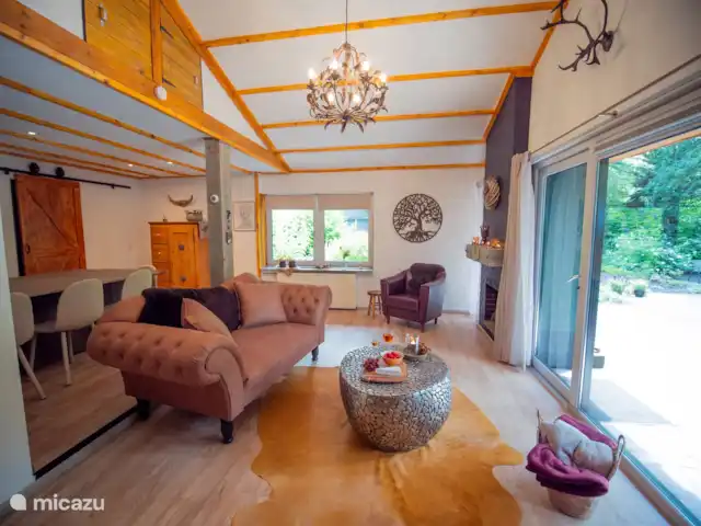 Bungalow forestier Jelka | Pays-Bas, Overijssel, Rheezerveen - bungalow Le salon confortable, avec vue sur le jardin. 
Beau canapé 2 places spacieux pour se blottir et 2 bonnes chaises. TV avec les chaînes habituelles et Netflix.