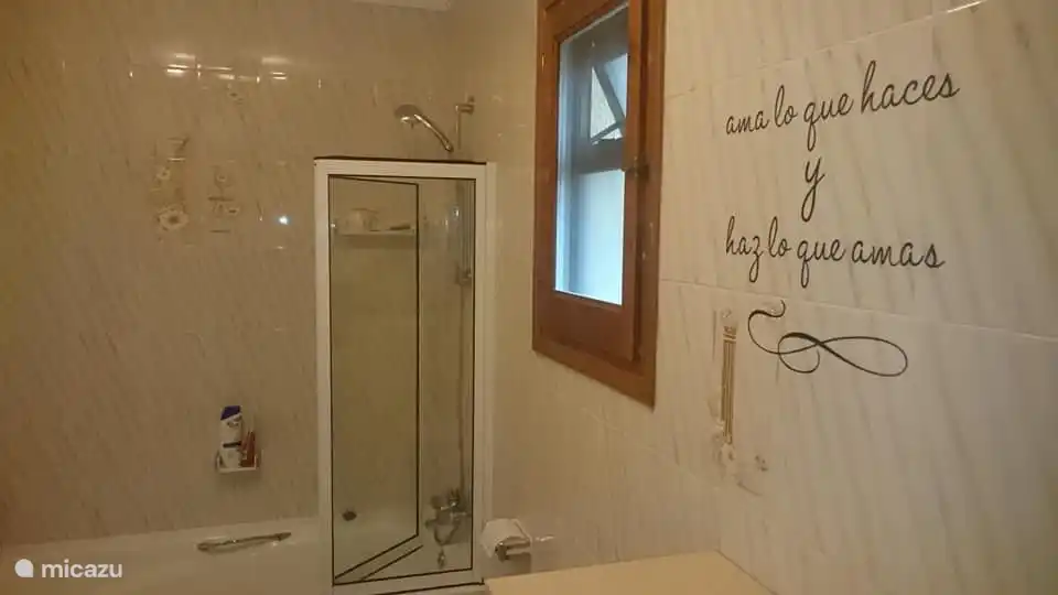 Bathroom ensuite bedroom 1