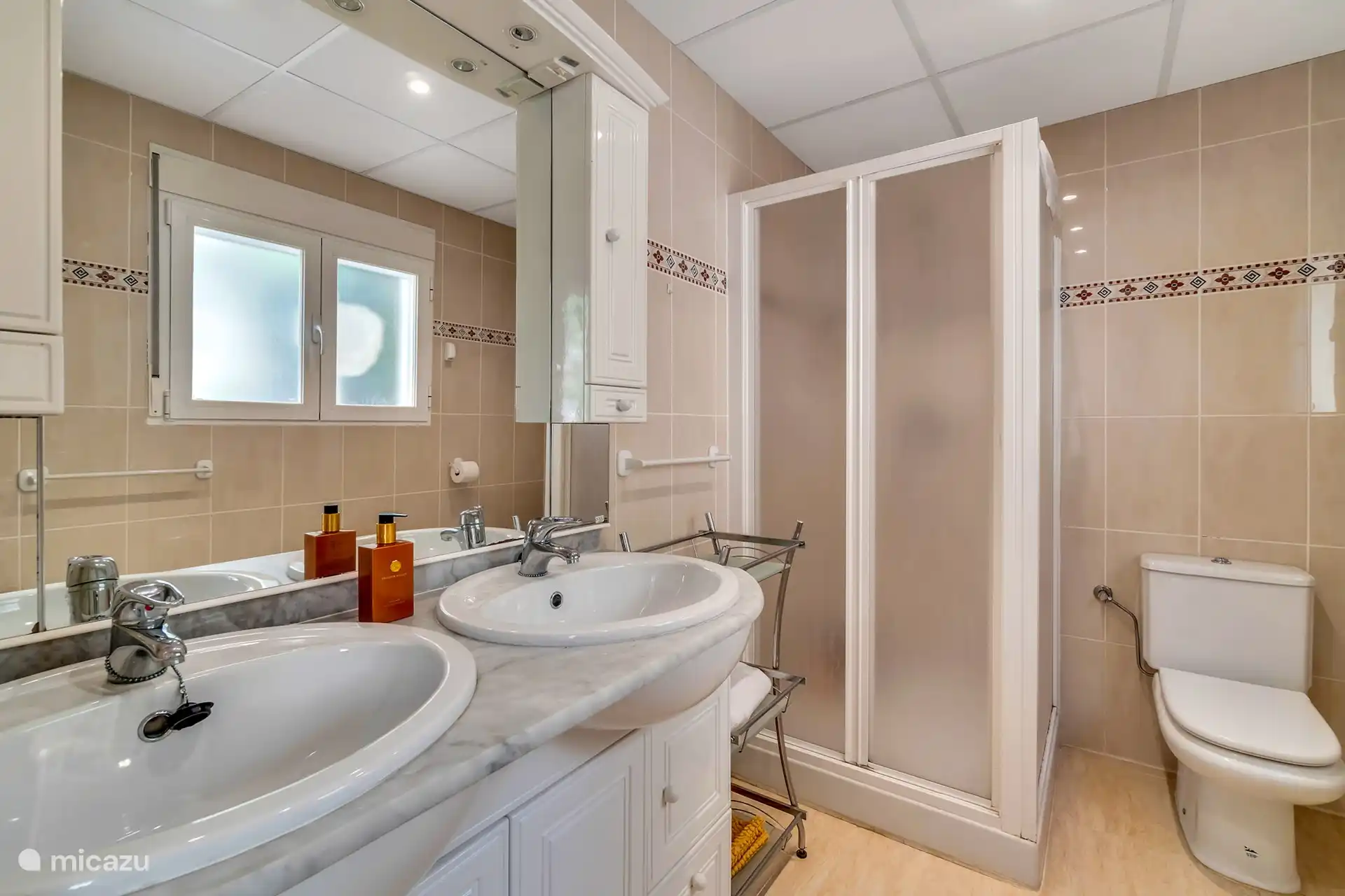 Salle de bain 2 avec douche, double lavabo, WC et bidet.