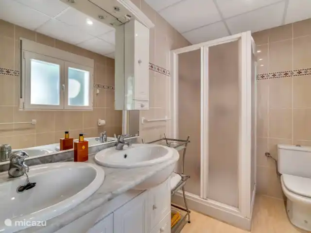 Villa del Ama | Espagne, Costa Blanca, Altea - villa Salle de bain 2 avec douche, double lavabo, WC et bidet.