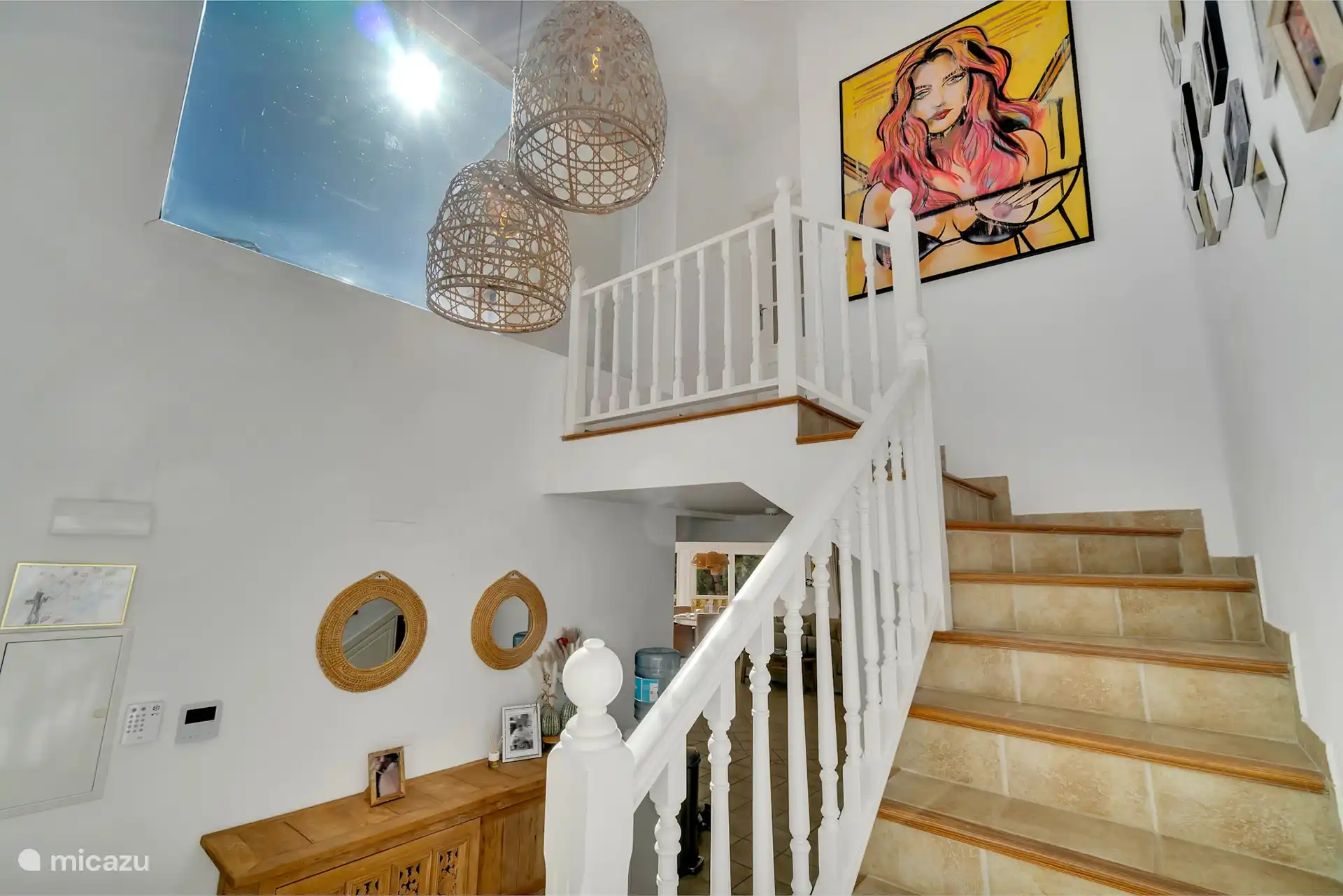 Dès l’entrée, vous serez accueilli par le soleil espagnol à travers la grande fenêtre.