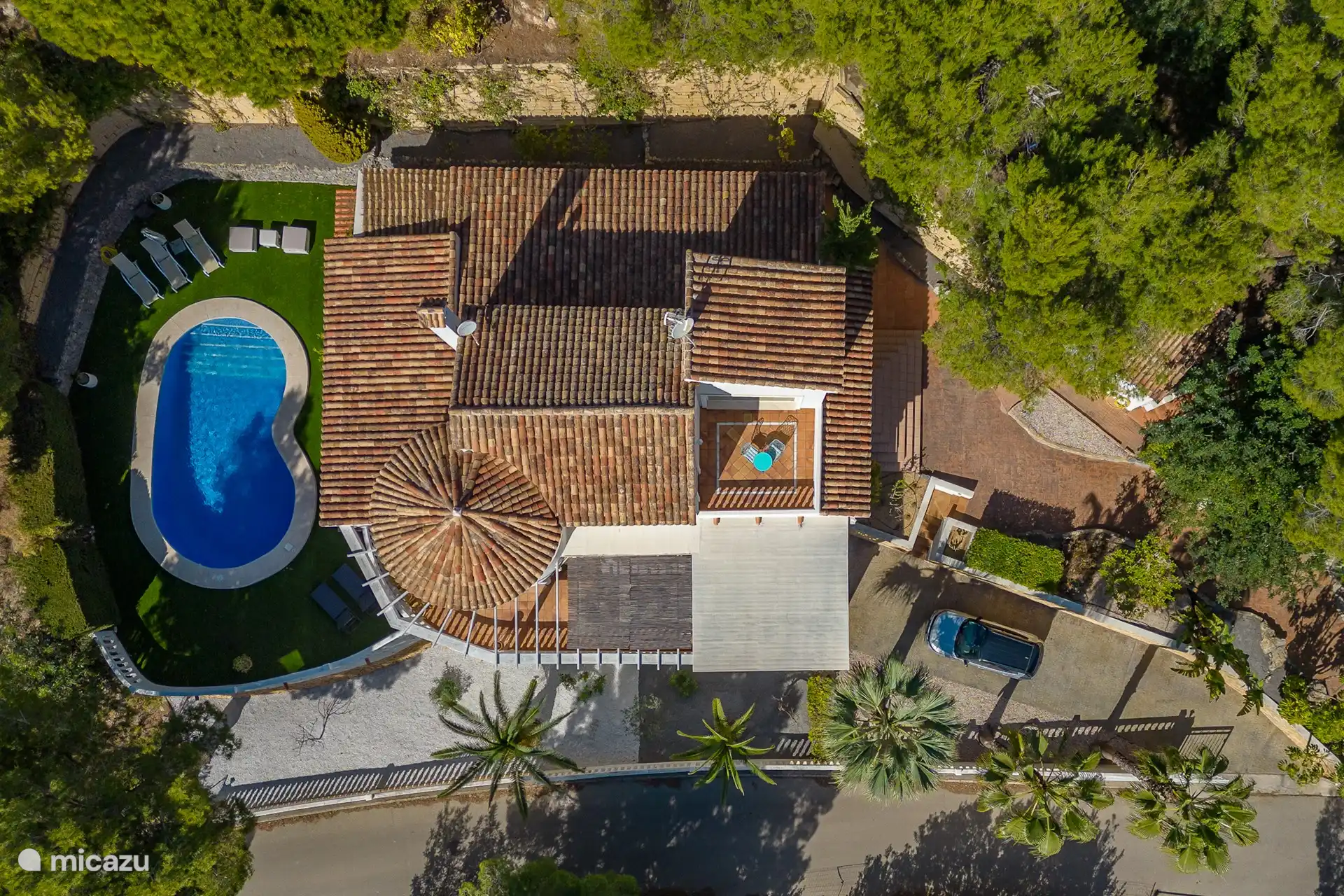 Vue de dessus de la villa. Avec une place de parking pour pas moins de 3 voitures derrière un portail sécurisé.