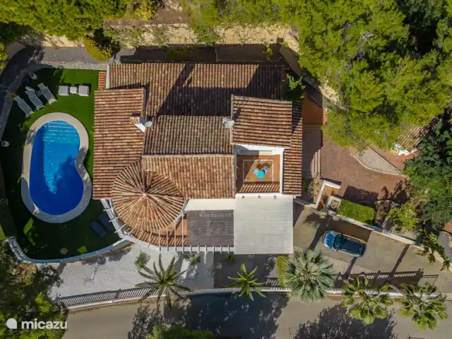 Villa del Ama | Espagne, Costa Blanca, Altea - villa Vue de dessus de la villa. Avec une place de parking pour pas moins de 3 voitures derrière un portail sécurisé.