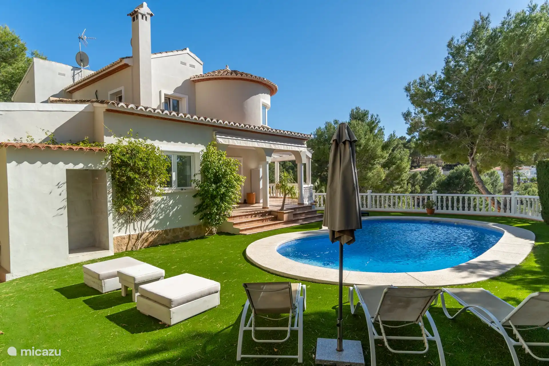 Profitez de la belle piscine, détendez-vous sur les transats et profitez du soleil chaud.