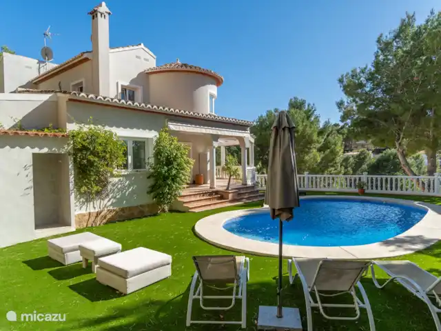 Villa del Ama | Espagne, Costa Blanca, Altea - villa Profitez de la belle piscine, détendez-vous sur les transats et profitez du soleil chaud.