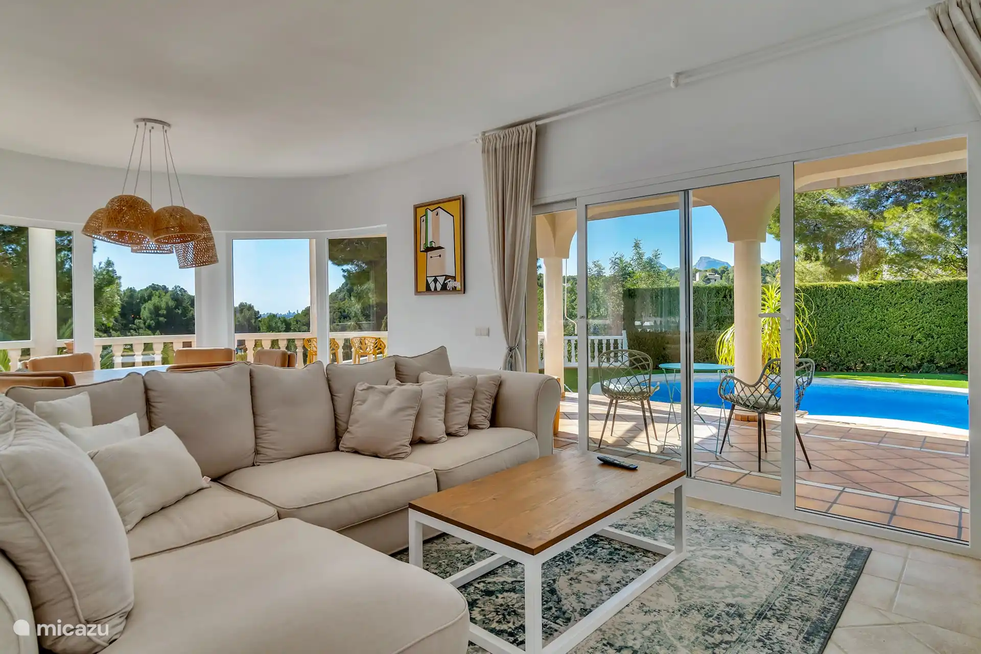 Depuis le salon spacieux et élégamment meublé, vous avez un accès direct à la piscine.