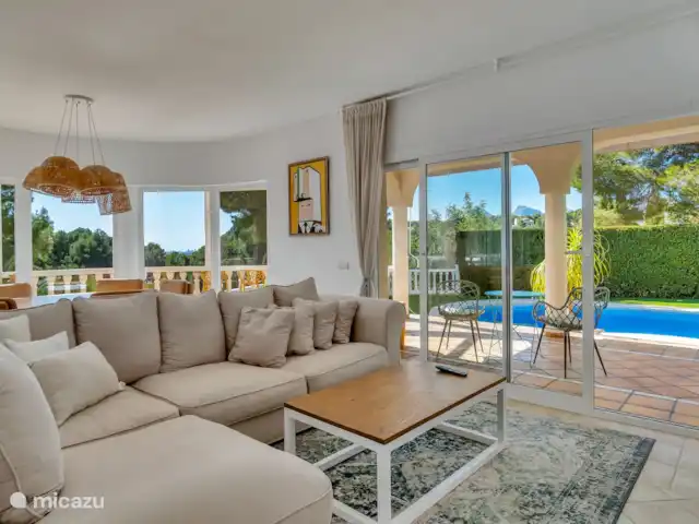 Villa del Ama | Espagne, Costa Blanca, Altea - villa Depuis le salon spacieux et élégamment meublé, vous avez un accès direct à la piscine.