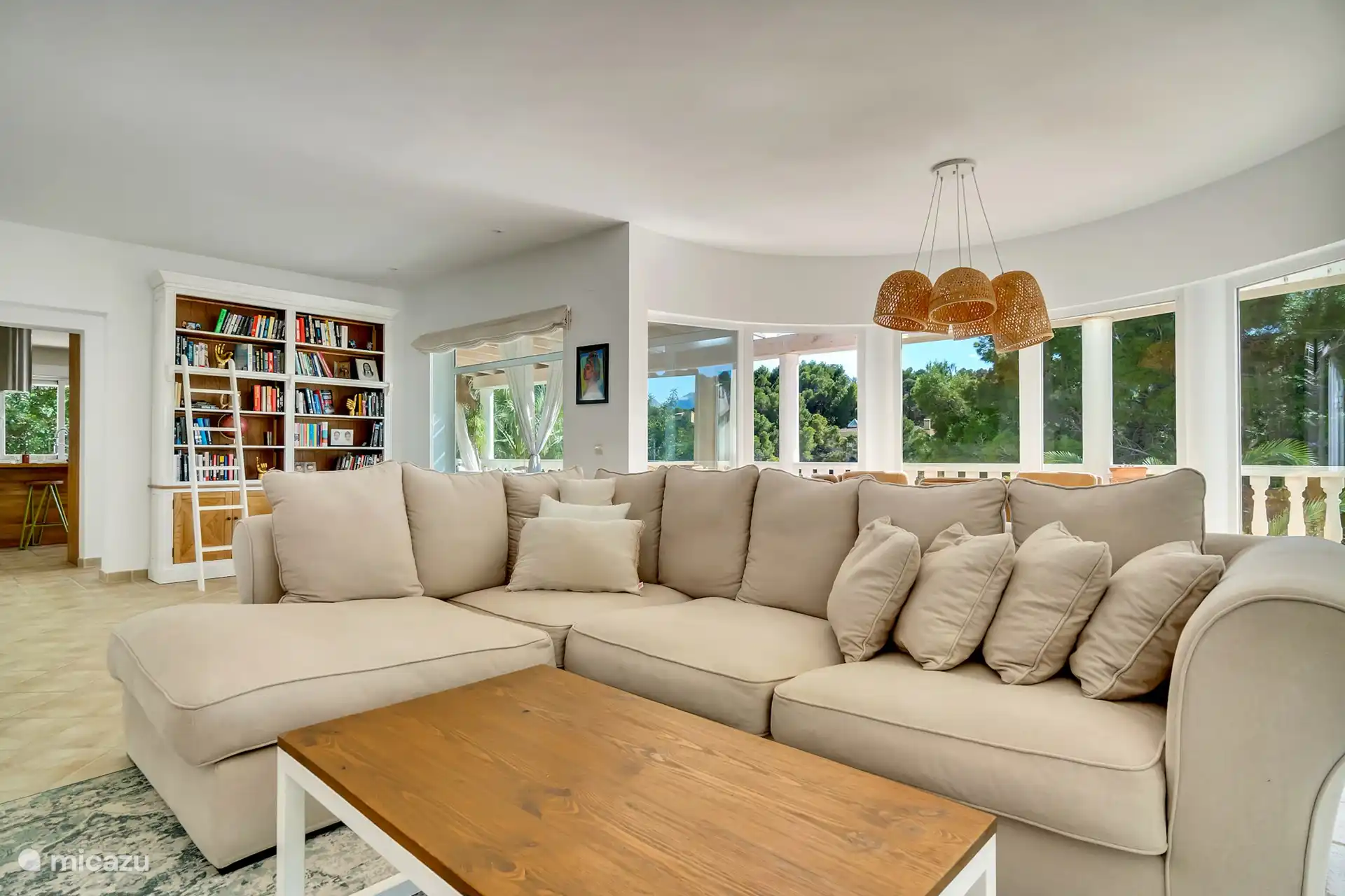 Une vue panoramique avec de grandes fenêtres. La lumière du soleil vous inonde tout au long de la journée, tandis que vous restez bien au frais grâce à la climatisation intégrée.