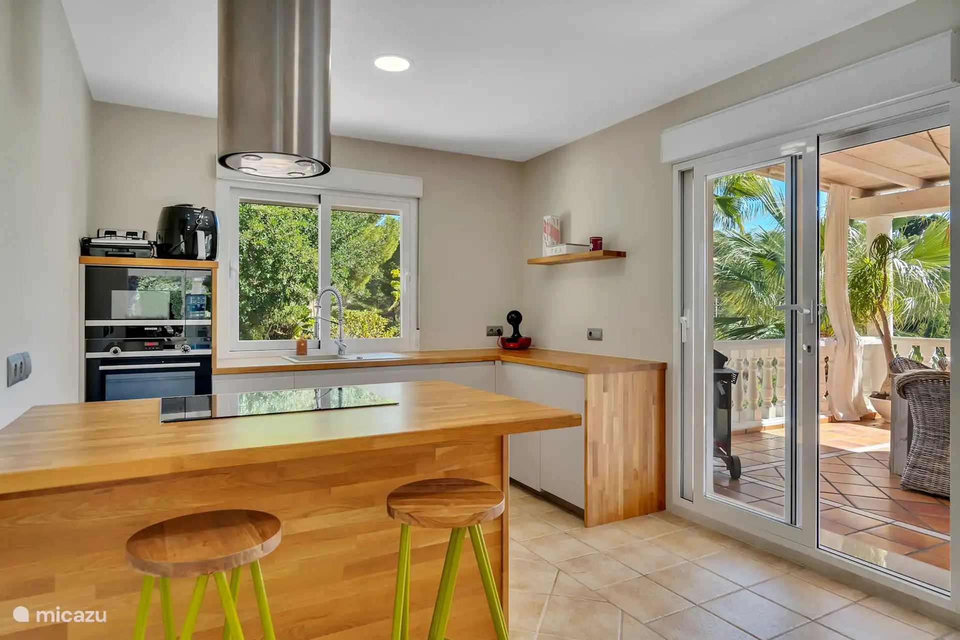 Une belle cuisine moderne entièrement équipée avec plaque à induction, four, micro-ondes, réfrigérateur, congélateur, aquaservice d’eau potable froide et chaude. La machine à laver se trouve également ici.
