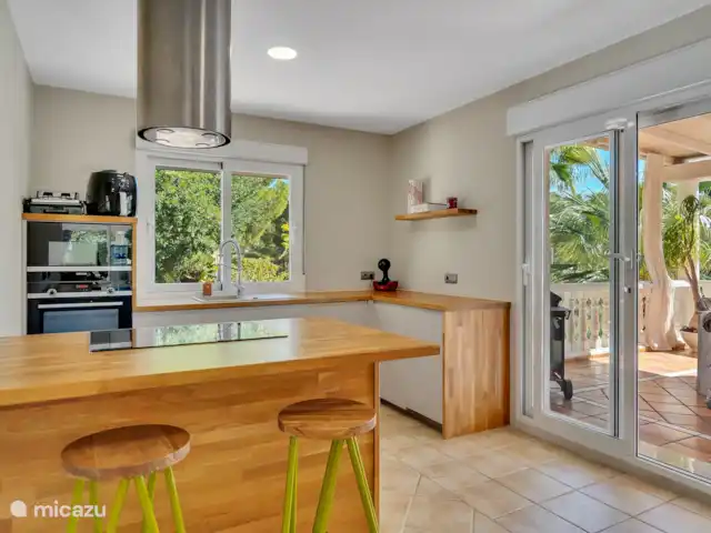Villa del Ama | Espagne, Costa Blanca, Altea - villa Une belle cuisine moderne entièrement équipée avec plaque à induction, four, micro-ondes, réfrigérateur, congélateur, aquaservice d’eau potable froide et chaude. La machine à laver se trouve également ici.