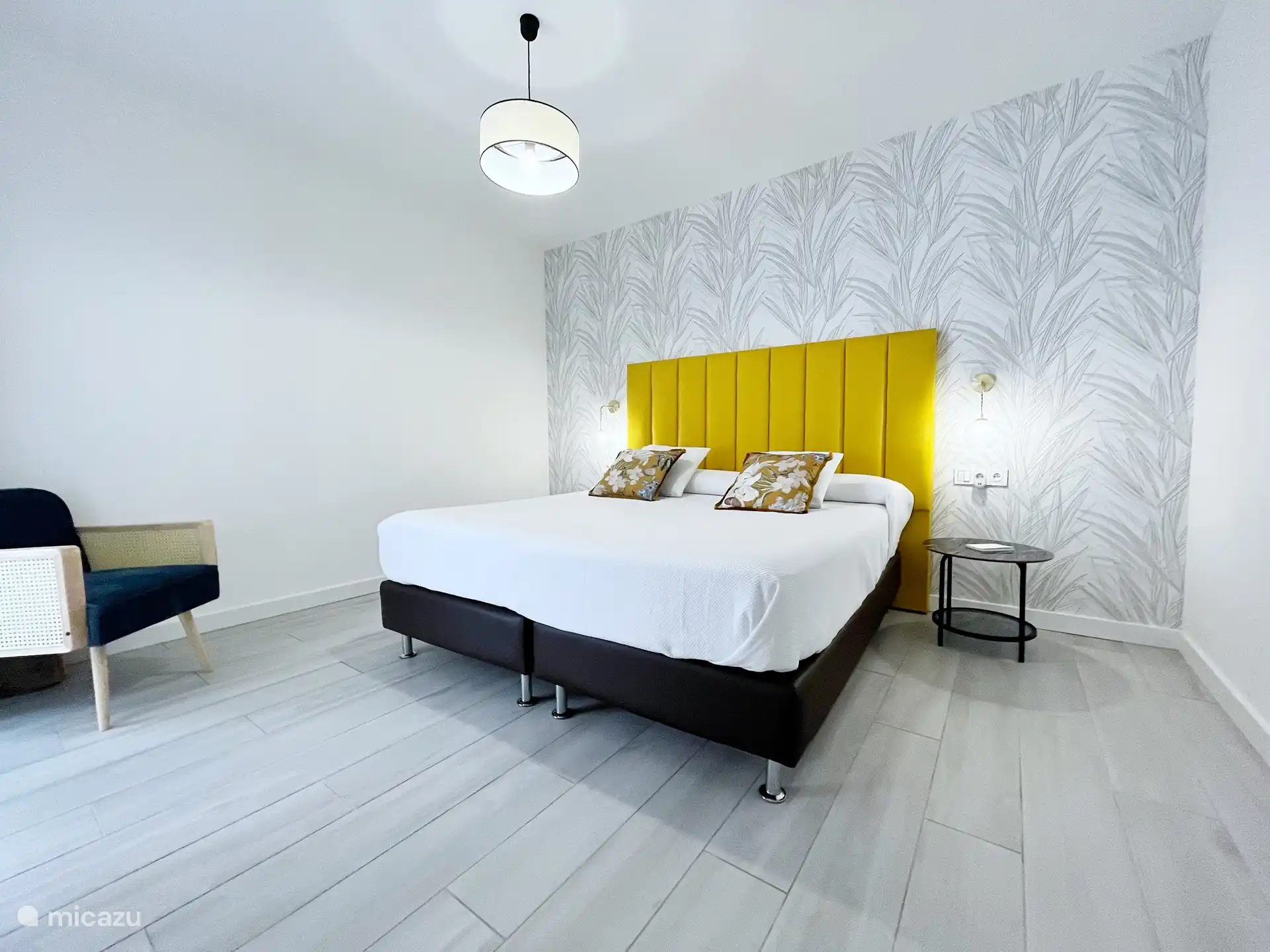 Schlafzimmer mit 180 cm BettTerrasse