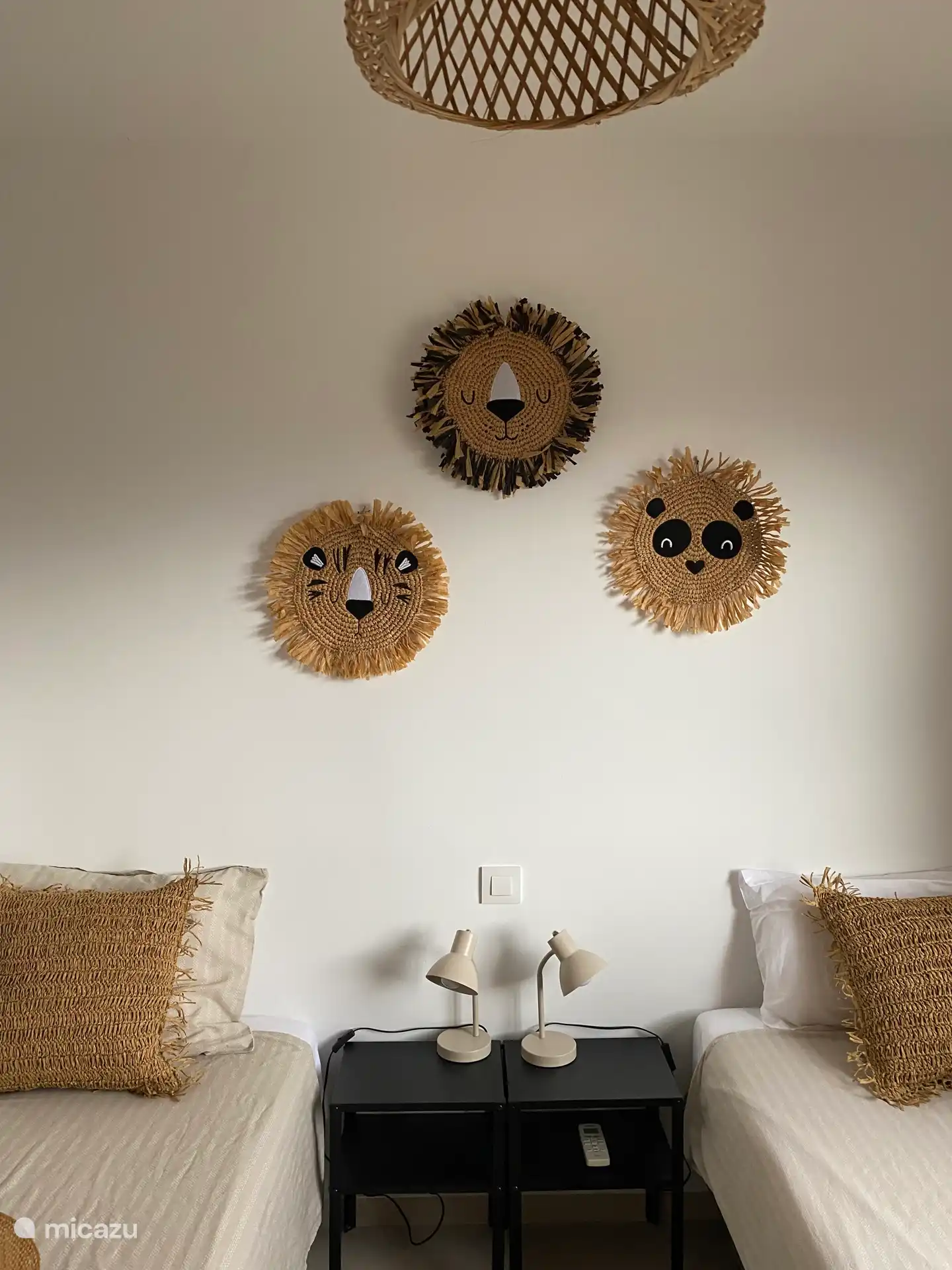 Dormitorio con dos camas individuales