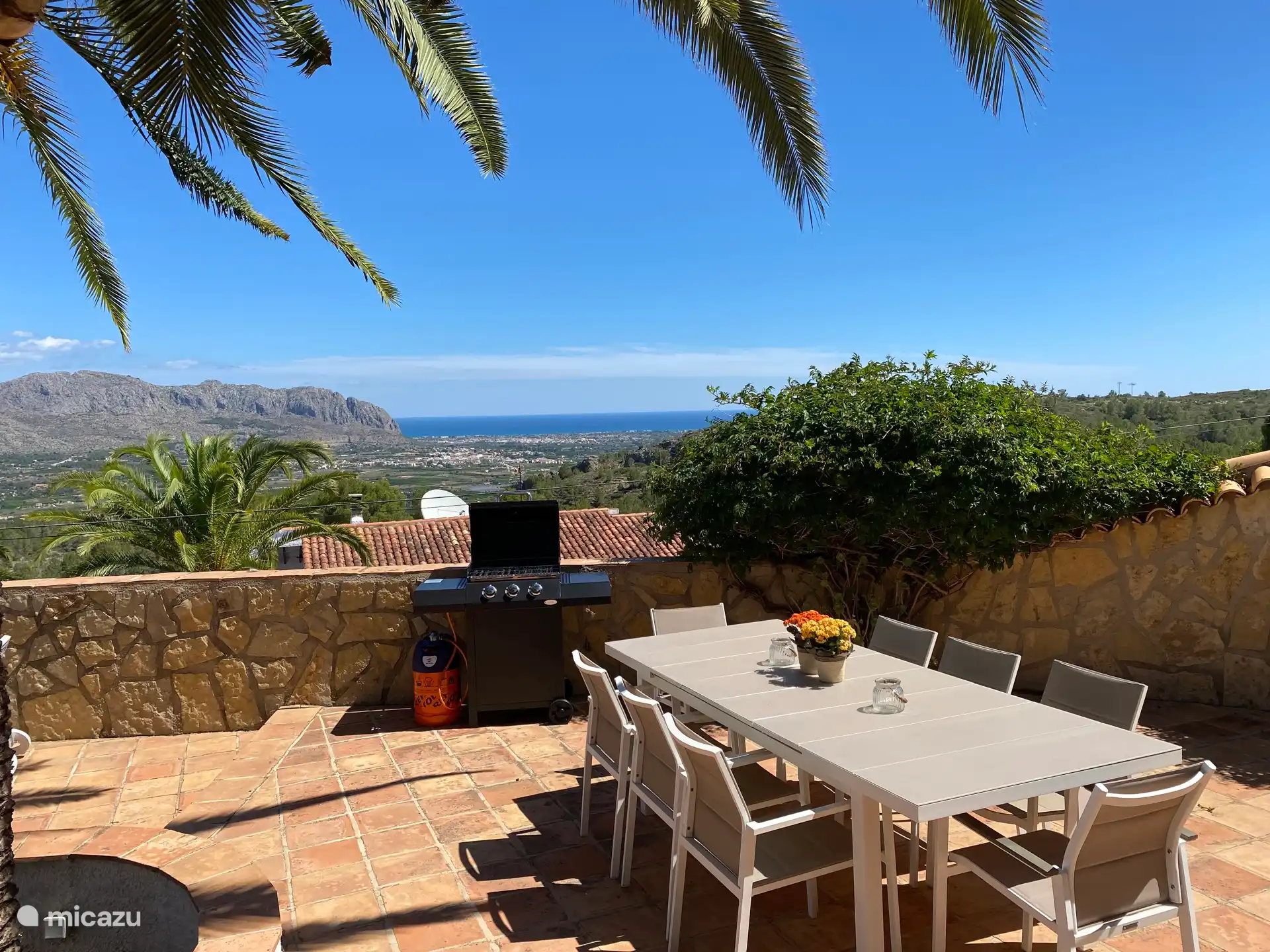Mesa exterior con barbacoa